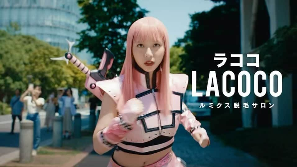 山之内すずのインスタグラム：「LACOCOの新CMに出演させていただいています！！ LACOCOカラーに身を包んでボーボー星人と戦いました！！ 本日から色々なところで流れますので沢山見てください🎀🫶 そして本日の新CM発表会ではかが屋さんと一緒に登壇させていただきました！ コントにも挑戦してとても楽しい時間でした🤭 ありがとうございました！！」