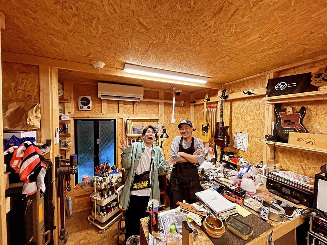 渡邊忍のインスタグラム：「ウルトラ突然訪問にも関わらず 迅速にギター調整してもらえてとっても助かりました🎸 誠にありがとうございました🙇🏻‍♂️ #七画の音工店」