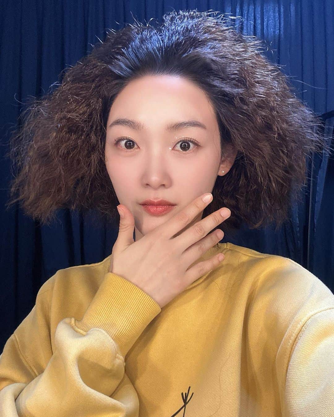 イ・ユミさんのインスタグラム写真 - (イ・ユミInstagram)「사진을 끝가지 보는걸 추천 숨겨왔던 가발속 숨겨왔던 동심속」10月19日 17時39分 - leeyoum262