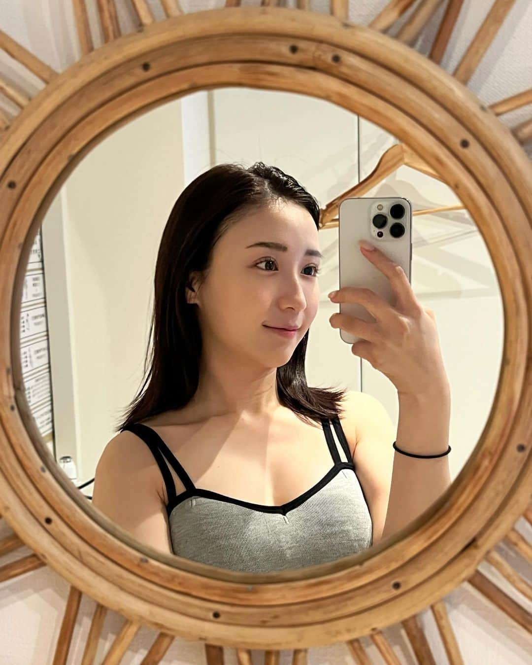 伊藤愛真のインスタグラム：「今日久しぶりに25mプール行ってきた🏊🏻‍♀️🩵 実は小さい頃から水泳長くやってた！笑 . そんで昨日久しぶりのコルギと幹細胞導入！！ 顔めちゃくちゃ白すぎ！今日配信で見せるね😉 . .」