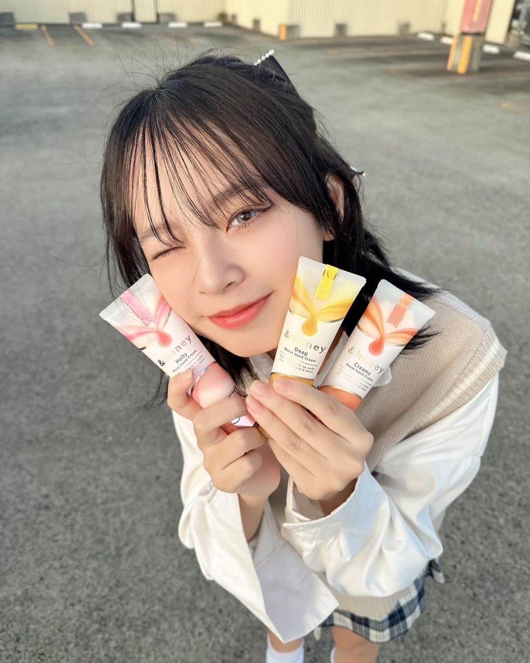 のインスタグラム：「✿.•¨•.¸¸.•¨•.¸¸❀✿❀.•¨•.¸¸.•¨•.✿  ＆honeyのハンドクリーム3つを紹介します🍯🐝⋆゜ フルールハニーの香り、ピンクローズハニーの香り、ラブリーベリーハニーの香りの3つがリニューアルして発売されます💞 全部香りかいでみたんだけど濃すぎない香りで甘い感じがしてとても良き🥹3つとも女の子みんなが大好きな香りだよ！ サラサラしてて塗りやすいし結構伸びるから少しだけクリームのせて塗ればいいと思う！！ 種類によってしっとり感が違って乾燥肌、トーンアップ、手肌荒れ用があるから自分の欲しいやつ選んでねー💕  私ハンドクリーム何使えばいいか分からないからいつも塗ったりしてないんだけど、＆honeyのハンドクリームネイルケアもできるって書いてあってめちゃくちゃいいな！って思いました🥹 この3つ全部いいんだけど個人的には黄色のフルールハニーのハンドクリームがお気に入りです🍯 香りも好きって言うのもあるけど乾燥肌用でもう秋だし冬ももうすぐな時期だから夜とかすごく肌荒れちゃうんだよね💦だから寝る前に塗ったり手がカサカサしてきたら塗るようにしてるよ🥰 でも3つとも本当に素晴らしいからみんなも試してみてね！！！  #PR #アンドハニー #ハンドクリーム #はちみつ美容 #新商品 #今日好き #夏休み編2023 #小國舞羽 #08」