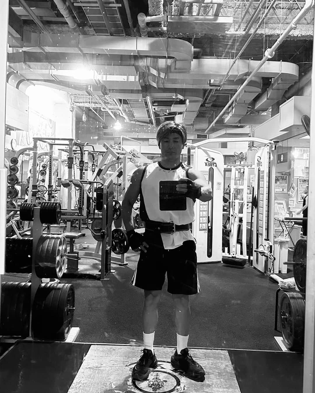 魔裟斗のインスタグラム：「ショルダープレス100キロ３レップ！ 血管バキバキ もちろん補助あり！ #魔裟斗  #cronos  #partnership」
