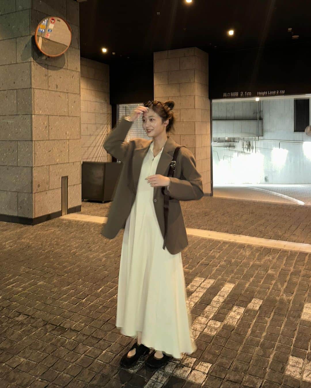 涼佳さんのインスタグラム写真 - (涼佳Instagram)「最近の秋服コーデ10🍂🎧  acne studiosのスウェット、 真っ黒じゃないヴィンテージ風の色合いが可愛くて 去年買ったんだけど、買ったその日から "それ色褪せてきたくない？"と何度も聞いてくる👱🏻‍♂️ 天然なのかいじりなのかわからない👱🏻‍♂️(たぶんかなりの天然)  #秋服コーデ #コーデまとめ」10月19日 17時42分 - _ryoka_870