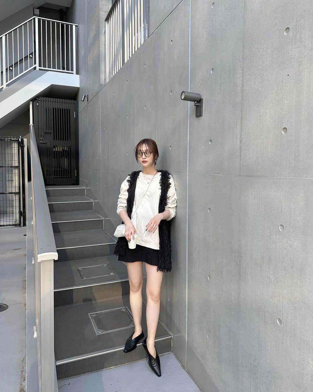 涼佳さんのインスタグラム写真 - (涼佳Instagram)「最近の秋服コーデ10🍂🎧  acne studiosのスウェット、 真っ黒じゃないヴィンテージ風の色合いが可愛くて 去年買ったんだけど、買ったその日から "それ色褪せてきたくない？"と何度も聞いてくる👱🏻‍♂️ 天然なのかいじりなのかわからない👱🏻‍♂️(たぶんかなりの天然)  #秋服コーデ #コーデまとめ」10月19日 17時42分 - _ryoka_870