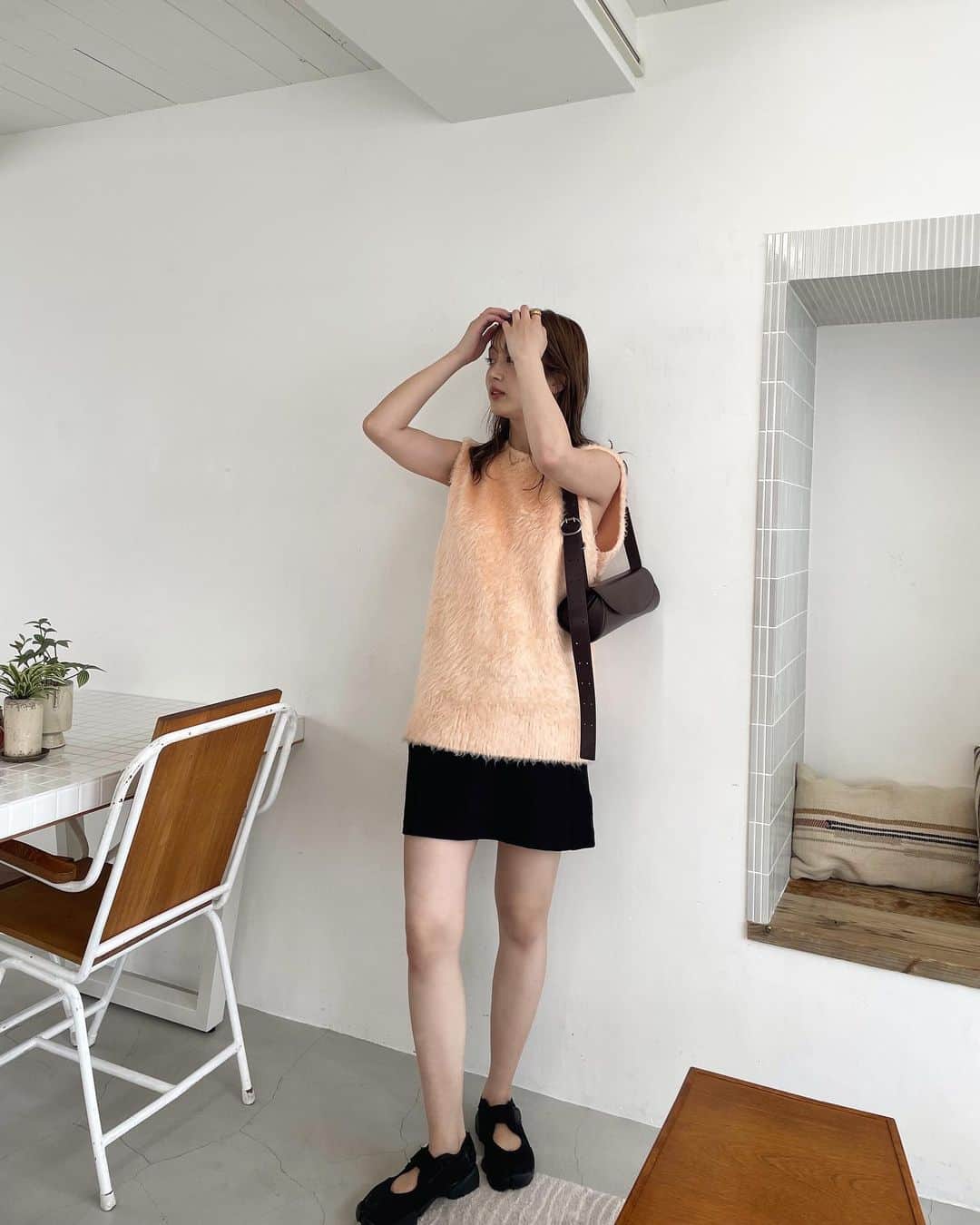 涼佳さんのインスタグラム写真 - (涼佳Instagram)「最近の秋服コーデ10🍂🎧  acne studiosのスウェット、 真っ黒じゃないヴィンテージ風の色合いが可愛くて 去年買ったんだけど、買ったその日から "それ色褪せてきたくない？"と何度も聞いてくる👱🏻‍♂️ 天然なのかいじりなのかわからない👱🏻‍♂️(たぶんかなりの天然)  #秋服コーデ #コーデまとめ」10月19日 17時42分 - _ryoka_870