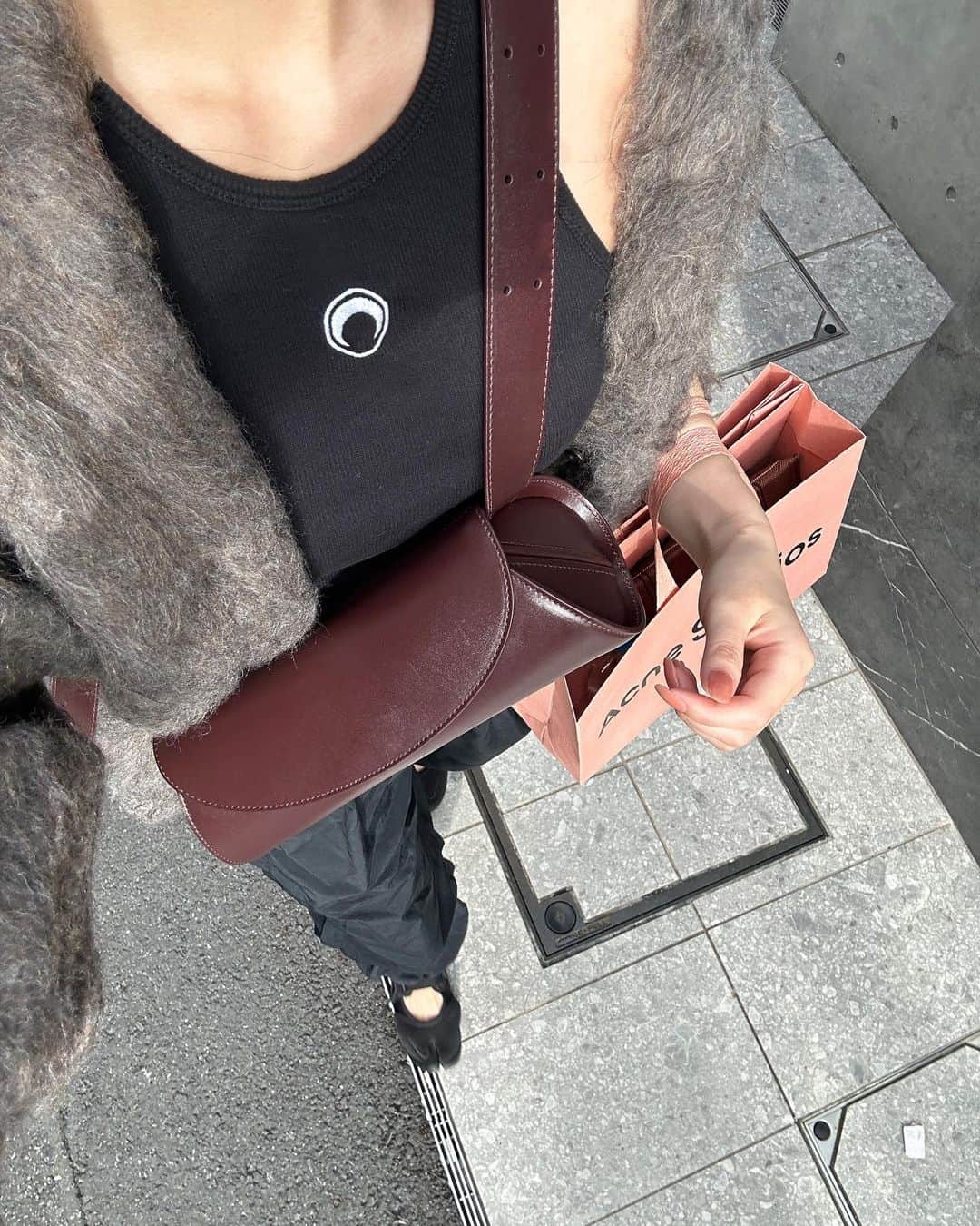 涼佳さんのインスタグラム写真 - (涼佳Instagram)「最近の秋服コーデ10🍂🎧  acne studiosのスウェット、 真っ黒じゃないヴィンテージ風の色合いが可愛くて 去年買ったんだけど、買ったその日から "それ色褪せてきたくない？"と何度も聞いてくる👱🏻‍♂️ 天然なのかいじりなのかわからない👱🏻‍♂️(たぶんかなりの天然)  #秋服コーデ #コーデまとめ」10月19日 17時42分 - _ryoka_870