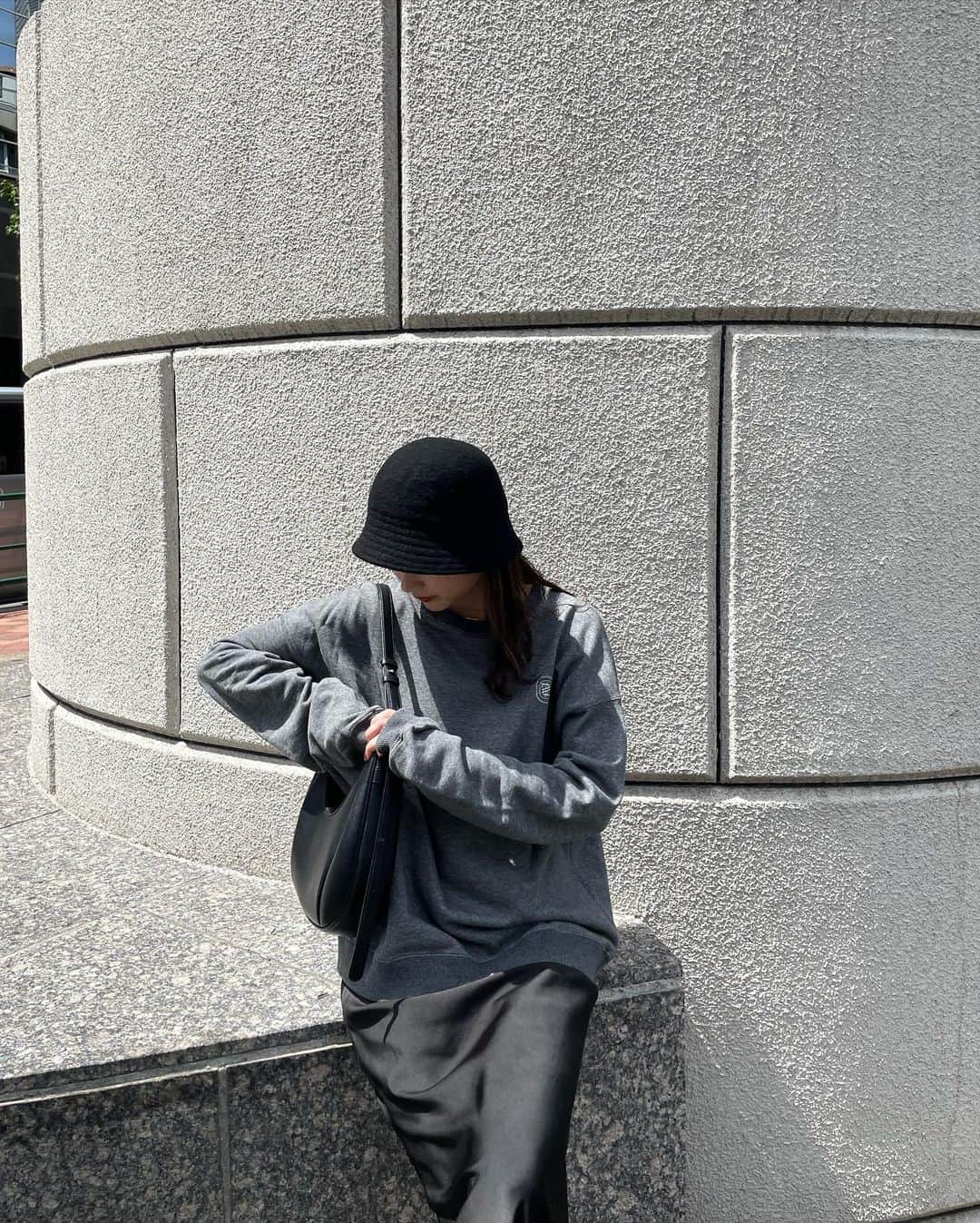 涼佳さんのインスタグラム写真 - (涼佳Instagram)「最近の秋服コーデ10🍂🎧  acne studiosのスウェット、 真っ黒じゃないヴィンテージ風の色合いが可愛くて 去年買ったんだけど、買ったその日から "それ色褪せてきたくない？"と何度も聞いてくる👱🏻‍♂️ 天然なのかいじりなのかわからない👱🏻‍♂️(たぶんかなりの天然)  #秋服コーデ #コーデまとめ」10月19日 17時42分 - _ryoka_870