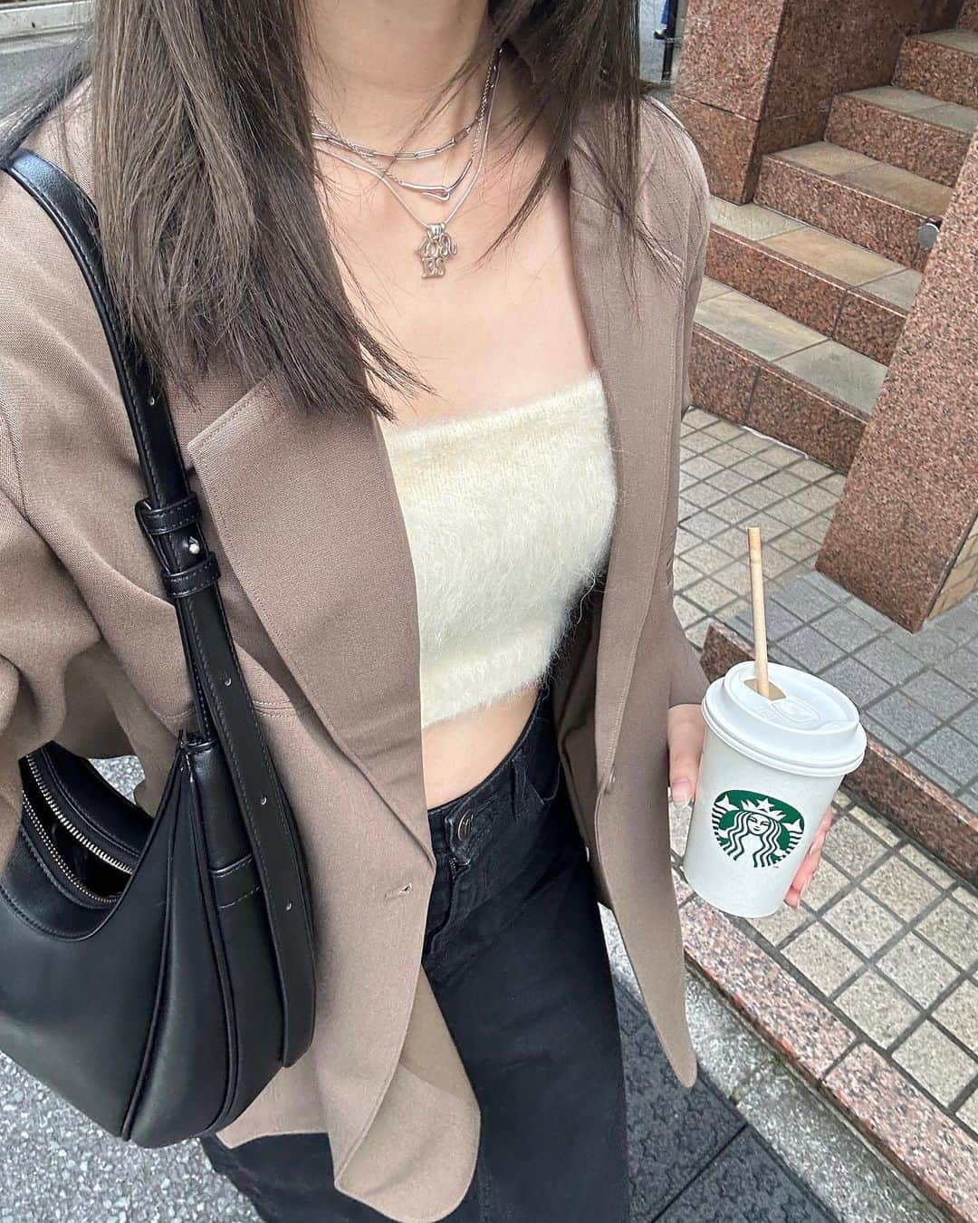 涼佳さんのインスタグラム写真 - (涼佳Instagram)「最近の秋服コーデ10🍂🎧  acne studiosのスウェット、 真っ黒じゃないヴィンテージ風の色合いが可愛くて 去年買ったんだけど、買ったその日から "それ色褪せてきたくない？"と何度も聞いてくる👱🏻‍♂️ 天然なのかいじりなのかわからない👱🏻‍♂️(たぶんかなりの天然)  #秋服コーデ #コーデまとめ」10月19日 17時42分 - _ryoka_870