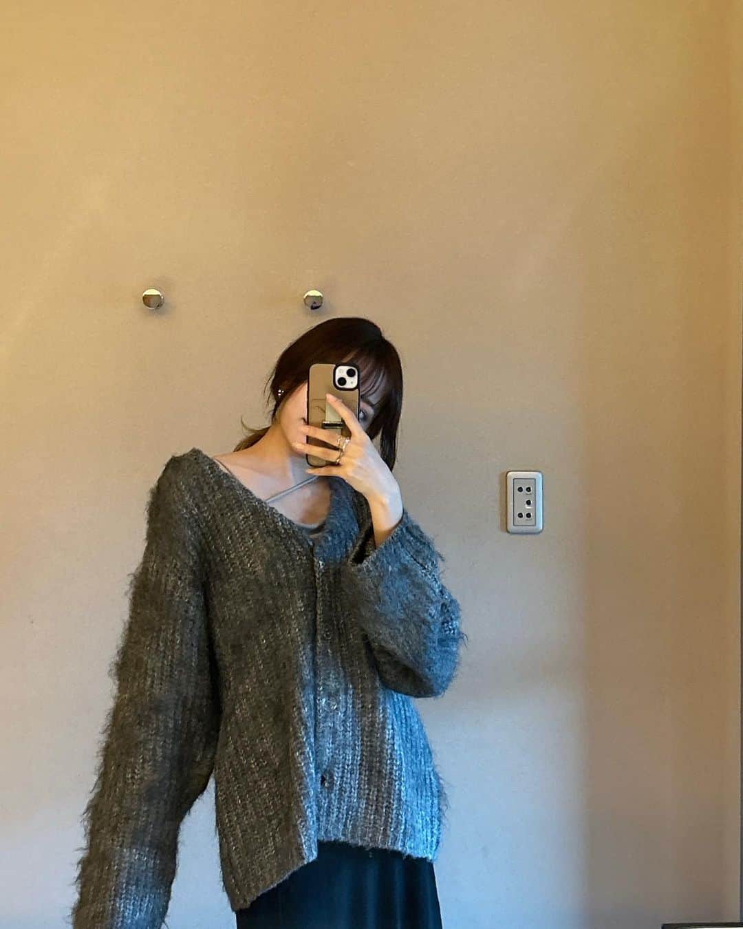 野島樺乃のインスタグラム：「#ノジマノシフク  . . . . 色味が絶妙でかわいいカーディガン ゆるっと着れちゃうラフさがすき♡ . . . #冬服 #秋服 #164cmコーデ  #高身長コーデ  #カーディガンコーデ #シャギーニット  #fashion #ootd」
