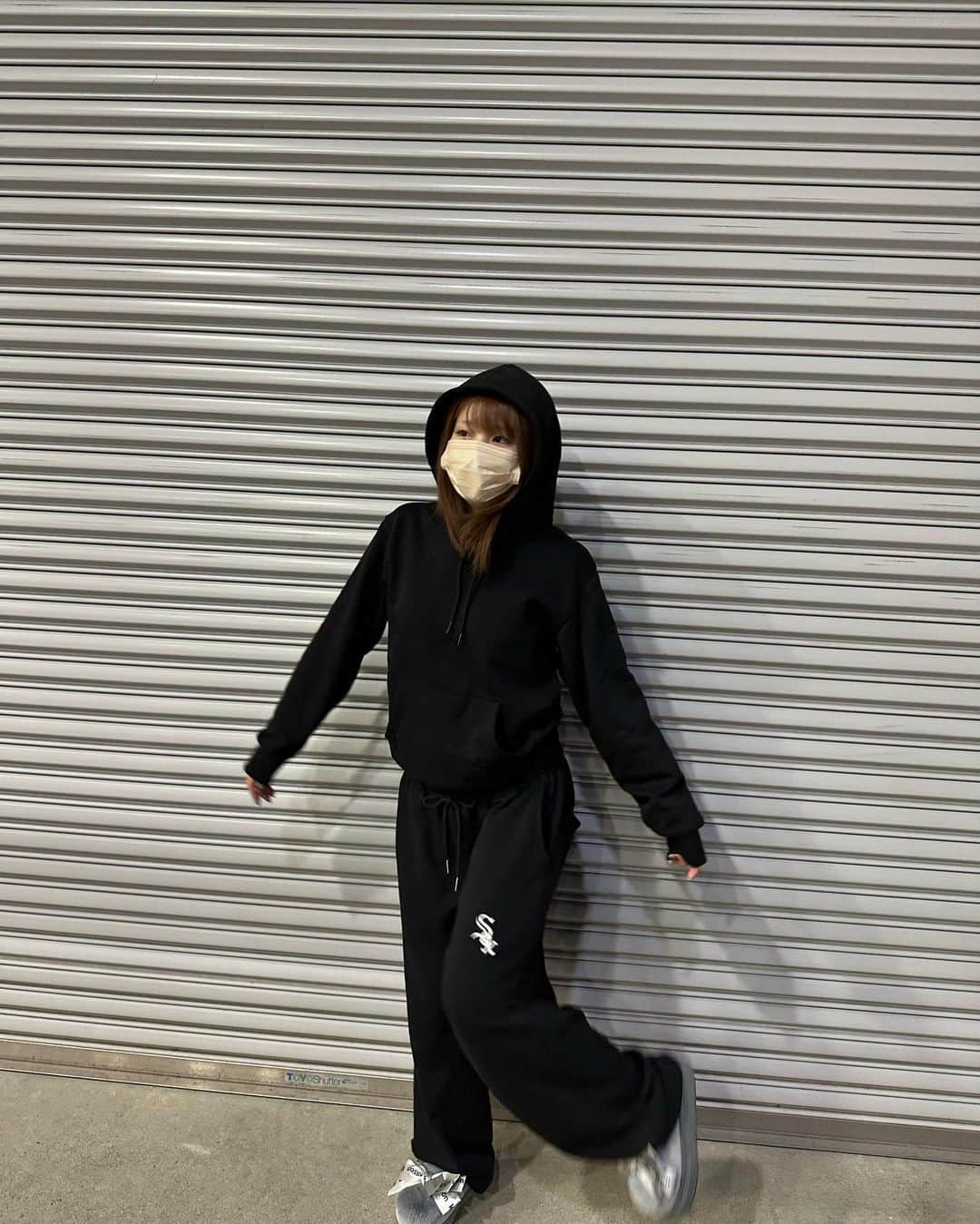 かのあい。のインスタグラム：「🖤.(移動着)」