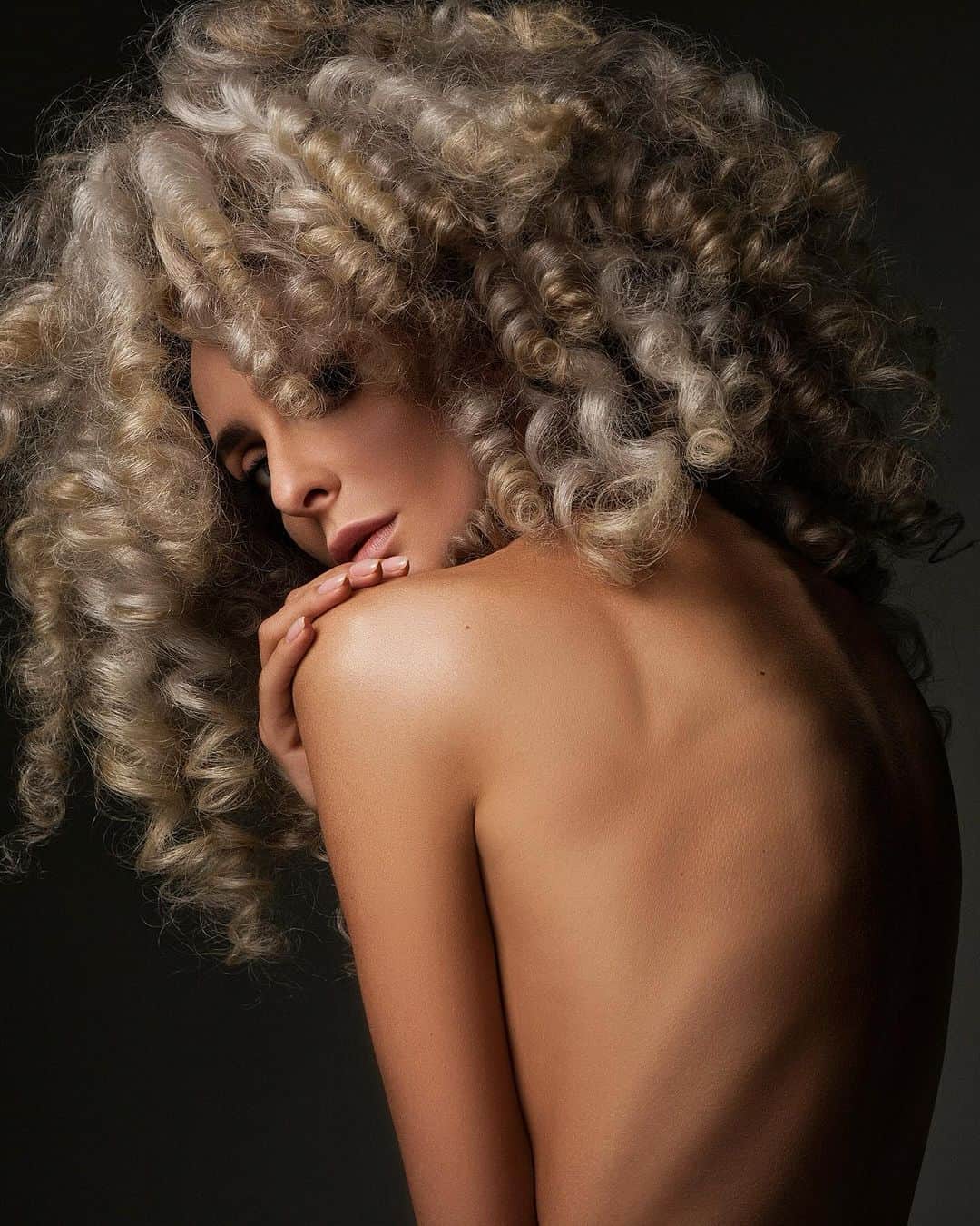 Ekaterina Varnavaのインスタグラム：「Нюдсочетверг  photo @dvelichko makeup @elvirariabtseva_makeup hair @fofafonte」
