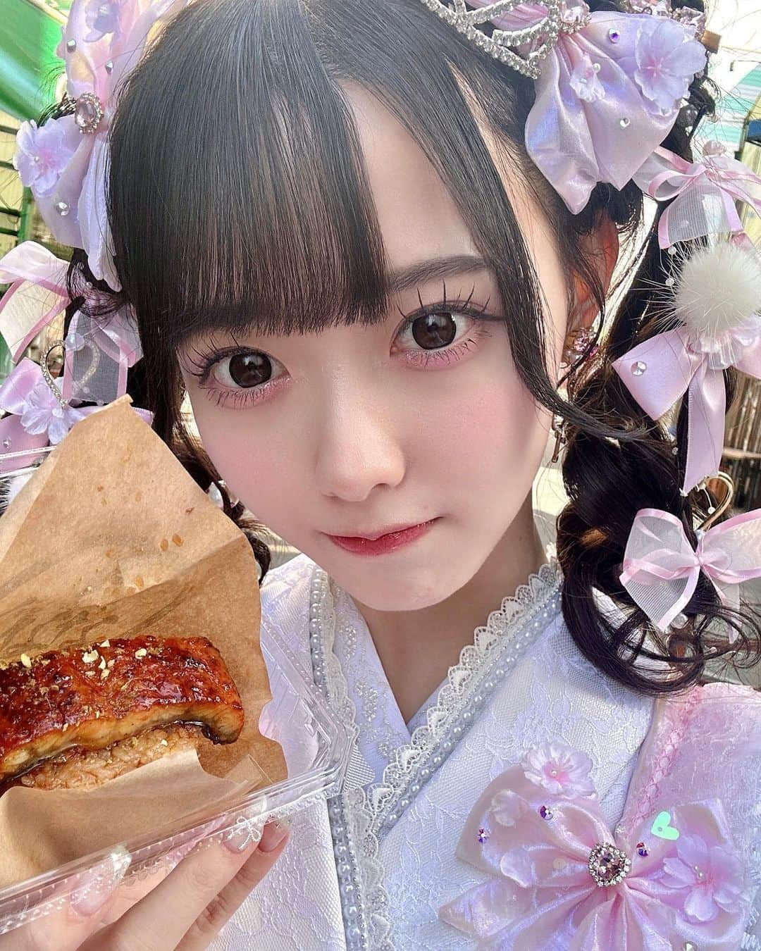 松本ももなさんのインスタグラム写真 - (松本ももなInstagram)「お顔のあっぷ好き？🎀 たまにはどぉ♡  🍙食べてみたかった鰻のおにぎりϵ( 'Θ' )϶ 美味しかったぁ💕  #さわだ屋 #高嶺のなでしこ #うなぎ #鰻 #うなな #浅草うなな #鰻おにぎり #うなぎおにぎり #地雷女 #地雷系女子 #地雷 #量産型 #量産型女子 #量産型コーデ #袴  #cosplay #cosplaygirl #cosplaying #おりぼんの擬人化 🎀」10月19日 17時49分 - momona.1012