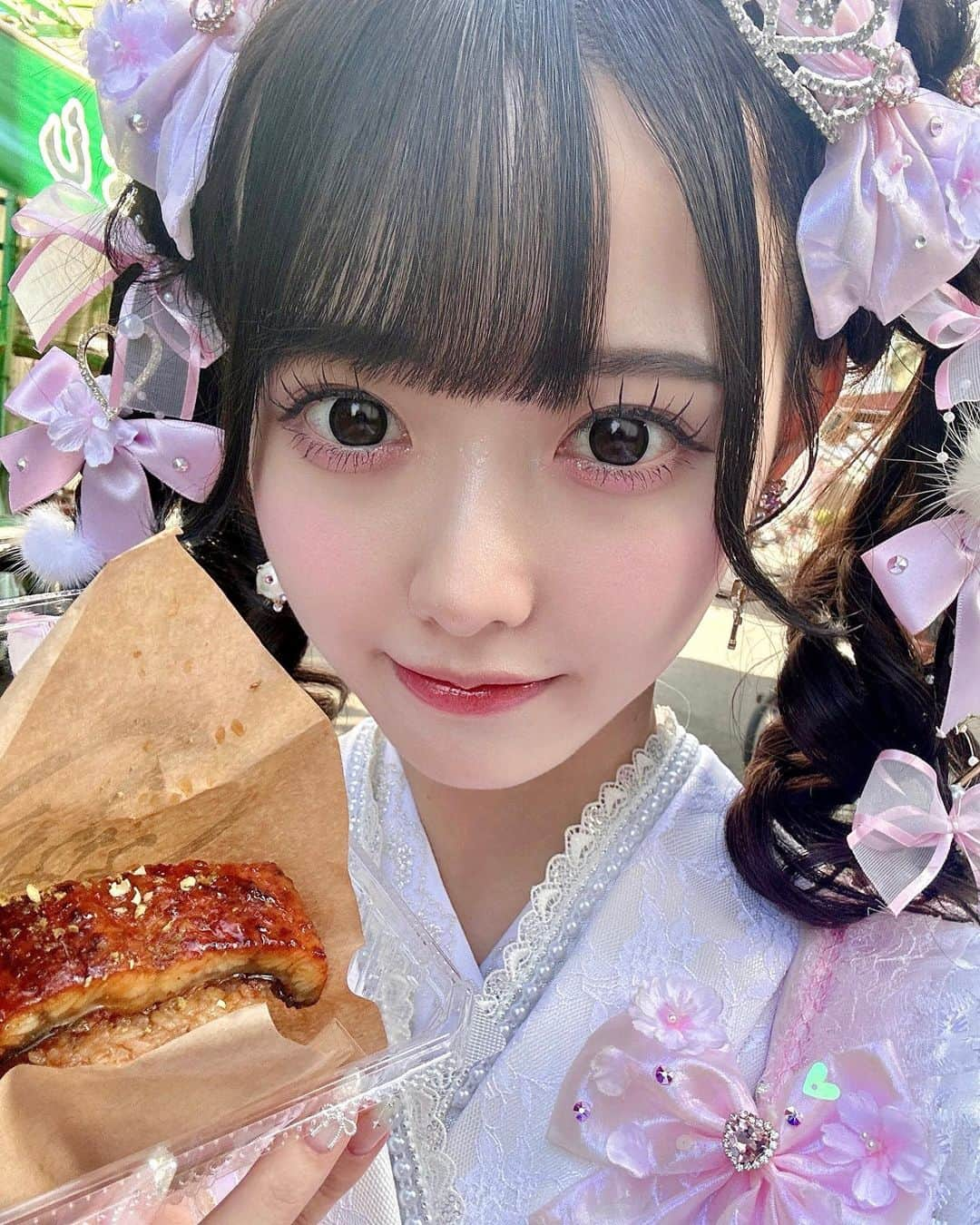 松本ももなさんのインスタグラム写真 - (松本ももなInstagram)「お顔のあっぷ好き？🎀 たまにはどぉ♡  🍙食べてみたかった鰻のおにぎりϵ( 'Θ' )϶ 美味しかったぁ💕  #さわだ屋 #高嶺のなでしこ #うなぎ #鰻 #うなな #浅草うなな #鰻おにぎり #うなぎおにぎり #地雷女 #地雷系女子 #地雷 #量産型 #量産型女子 #量産型コーデ #袴  #cosplay #cosplaygirl #cosplaying #おりぼんの擬人化 🎀」10月19日 17時49分 - momona.1012