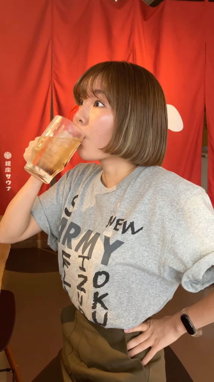 奈良岡にこのインスタグラム：「オロポより梅ポが好きーっ！😳 梅ジュースのポカリ割りなの！ ほどよい塩っ気で、まさに良い塩梅♡  ここは北海道旭川市にある銀座サウナ @ginzasauna   一階はサウナに入らなくても使えるバーになってて、お酒もたくさんー！もちろんサウナ終わりからの一杯は格別に美味しいわよ🤤  というかココのサウナ最高だからまじ大好き過ぎるのよね〜普段は男性専用施設だけど水曜日はレディースデイ！アチアチサウナでセルフロウリュ可能、水風呂はギンギンの12度の樽水風呂、外気浴もできるうー！サいこう！  #サウナ #サウナ女子 #サウナ好きな人と繋がりたい #サウナ好きと繋がりたい #サウナ部」
