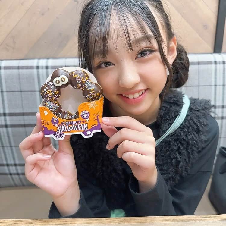 のインスタグラム：「♡yuno♡ ㅤㅤㅤㅤㅤㅤㅤㅤㅤㅤㅤㅤㅤ ハロウィン🎃ドーナツ🍩 可愛い❤️❤️ おやつで食べたよ✨✨ ㅤㅤㅤㅤㅤㅤㅤㅤㅤㅤㅤㅤㅤ #喜島結乃  #js4 #4年生 #10歳  #撮影 #女の子 #女の子コーデ  #ハロウィン」