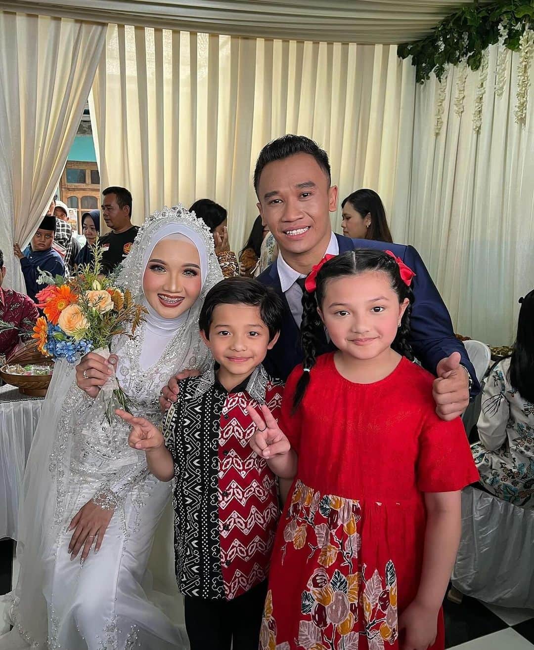 Keluarga A5のインスタグラム：「Selamat menempuh hidup baru Supit dan Mas Yadi😊」