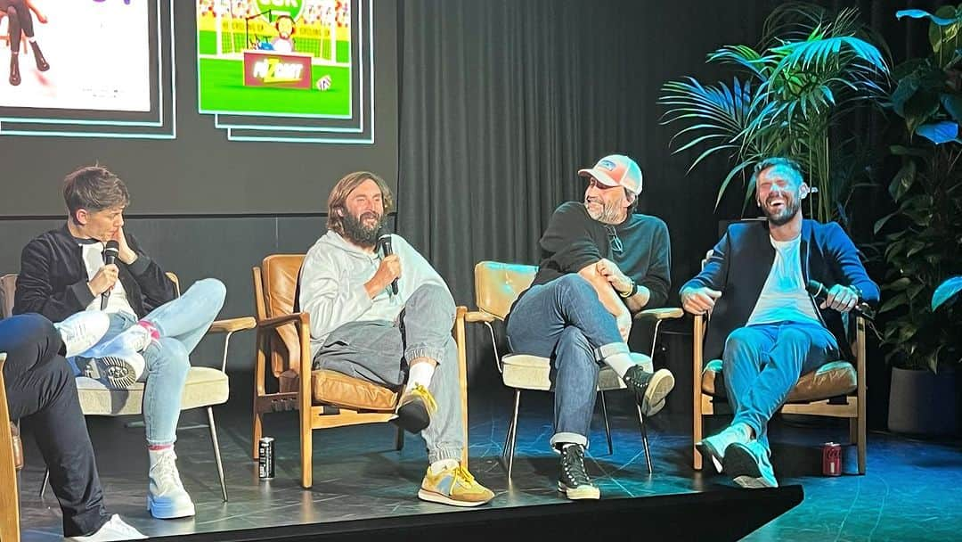 ベン・フォスターのインスタグラム：「Great fun chatting all things podcast last night at @spotifyuk  @chatabixpodcast @out_podcast Great to meet you all! 🤝🏼  David Earle & Joe Wilkinson are two very, very funny men 😂🔥  #podcaster #spotify #spotifyuk #outpodcast #chatabixpodcast #fozcastpodcast」