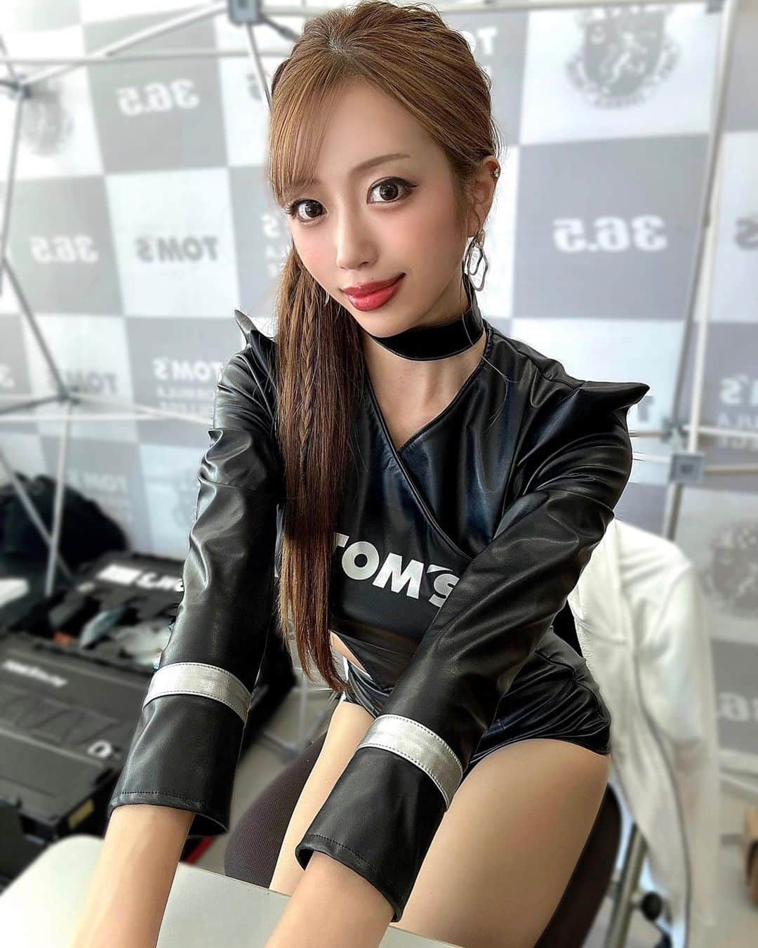 のインスタグラム：「今日はTOM'Sアテンダントとして トヨタカローラ静岡さんの カートイベントに参加させて頂きました🏎️💨  ぽかぽかのお天気だったから 外でのイベント気持ちよかったし、  急遽レース前とチェッカーの フラッグも振らせてもらえて楽しかった🥰✨ ・ ・ #トヨタカローラ静岡 #トヨタカローラ #静岡 #カロしず #tomsracing #レースクイーン #ラウンドガール #モデル #ダイエット #トレーニング #筋トレ #ファスティング #サイドポニー #ポニーテール #アップヘア #ヘアアレンジ」