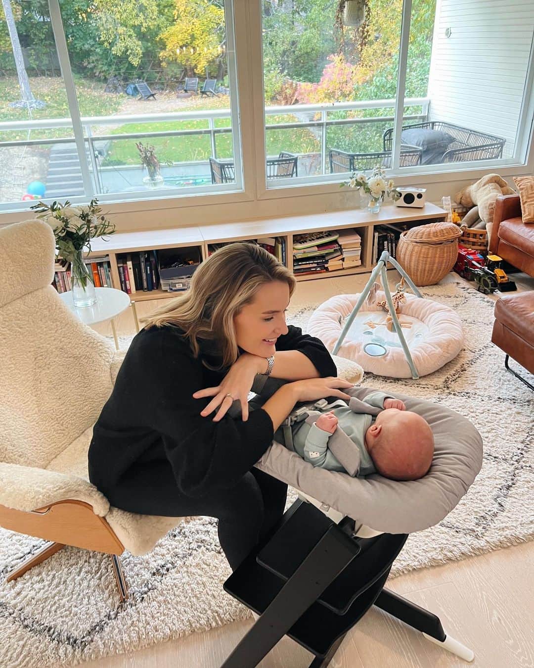 ベアータ・パップのインスタグラム：「Yhteistyö: @wauvakauppa @stokkebaby   Tein listan itselleni, johon luettelin kaikki ”must have” tuotteet ensimmäisestä vauva vuodesta esikoisen kanssa. Listan kärjessä luki Stokken Tripp Trapp syöttötuoli!   Gabriel hengailee tässä todella usein ja tämä on tällä kertaa ollut jopa VIELÄ hyödyllisempi kuin viimeksi, koska pikkuveljen saa ylös ”turvaan” isoveljen leikeiltä. 😅🩵」
