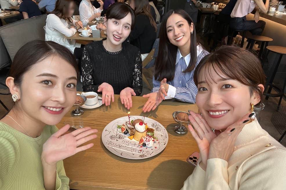 山本里菜さんのインスタグラム写真 - (山本里菜Instagram)「. 嬉しいなぁ☺️♡ 優しい先輩後輩に恵まれました💄  明後日２１日の『お笑いの日』も このメンバーでお届けします✨  私は午後2時〜の「お笑いプラスワンFES」 を務めます💖  お笑いの日！盛り上がりましょう😆  #お笑いの日 #プレゼント #女子会」10月19日 18時03分 - rinayamamoto_0622