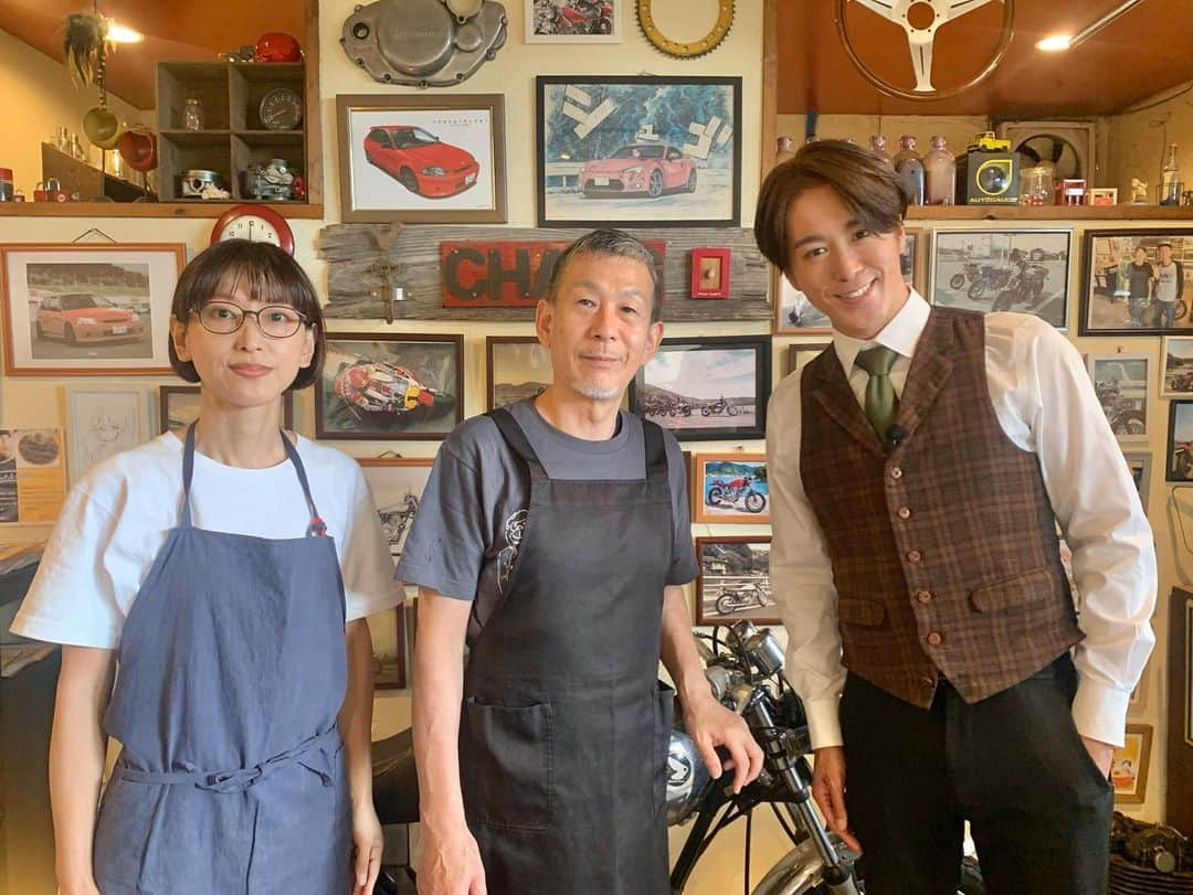 たけるさんのインスタグラム写真 - (たけるInstagram)「タダイマ！木曜日、本日のカレー探偵たけるは、南阿蘇にある【チャングプラント】をご紹介。・ ・ 阿蘇といえば赤牛‼️・ ・ なんと、このお店ではその赤牛のステーキがドドンと12枚も乗った大迫力のカレーが食べられるんです🤤🤤🤤・ ・ まずなんと言っても肉が旨い‼️・ ・ 赤牛の特長である赤身の良さを存分に味わえるレアな焼き加減。そのまま食べてももちろん美味しいですが、 淡路島産玉ねぎの凝縮した甘さとフルーティーな酸味が病みつきになるカレーソース、半熟卵、そして香ばしいフライドオニオンと絡めて食べるとこれまた絶品、美味しさの天井知らず🤩・ ・ ・ いい肉が入った時にしか出ないというこだわりメニュー、これは一度味わって頂きたい✨・ ・ ホロホロ＆スパイシーなチキンレッグのカレーも美味🙌 ・ かなりのボリュームですが、焙煎スパイスのほのかな苦味がスキッとキレのある後味を演出しているのでペロッといけちゃいます。スパイスカレー好きにはこっちがオススメかなぁ🤩・ ・ ・ 南阿蘇は実はカレー激戦区の一つ。近くには阿蘇ミルク牧場など観光スポットが沢山あります。大自然を感じながら、美味しいカレーを食べてパワー充電しませんか？・ ・ ・ 【調査依頼募集】 カレーの事なら何でも構いません。このインスタのDMまたはメール curry@rkbr.jp まで🕵️‍♂️ ・ ・ #タダイマ !  #RKB  #宮脇憲一 アナウンサー  #本庄麻里子 アナウンサー #池尻和佳子 アナウンサー #秋本ゆかり さん #中村賢司 さん ファイナンシャルプランナー #龍山康朗 さん #気象予報士 #TAKERU #たける  #ボイジャー #ウルトラマン #エントリーサービスプロモーション」10月19日 17時56分 - take_yan78