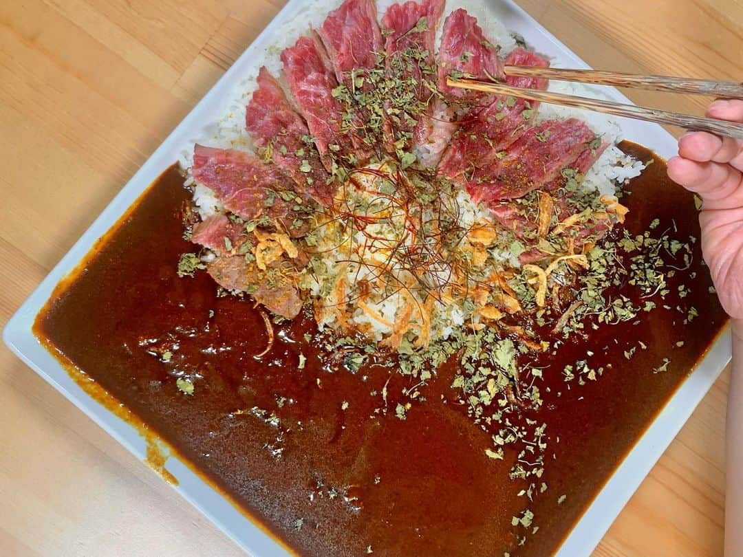 たけるのインスタグラム：「タダイマ！木曜日、本日のカレー探偵たけるは、南阿蘇にある【チャングプラント】をご紹介。・ ・ 阿蘇といえば赤牛‼️・ ・ なんと、このお店ではその赤牛のステーキがドドンと12枚も乗った大迫力のカレーが食べられるんです🤤🤤🤤・ ・ まずなんと言っても肉が旨い‼️・ ・ 赤牛の特長である赤身の良さを存分に味わえるレアな焼き加減。そのまま食べてももちろん美味しいですが、 淡路島産玉ねぎの凝縮した甘さとフルーティーな酸味が病みつきになるカレーソース、半熟卵、そして香ばしいフライドオニオンと絡めて食べるとこれまた絶品、美味しさの天井知らず🤩・ ・ ・ いい肉が入った時にしか出ないというこだわりメニュー、これは一度味わって頂きたい✨・ ・ ホロホロ＆スパイシーなチキンレッグのカレーも美味🙌 ・ かなりのボリュームですが、焙煎スパイスのほのかな苦味がスキッとキレのある後味を演出しているのでペロッといけちゃいます。スパイスカレー好きにはこっちがオススメかなぁ🤩・ ・ ・ 南阿蘇は実はカレー激戦区の一つ。近くには阿蘇ミルク牧場など観光スポットが沢山あります。大自然を感じながら、美味しいカレーを食べてパワー充電しませんか？・ ・ ・ 【調査依頼募集】 カレーの事なら何でも構いません。このインスタのDMまたはメール curry@rkbr.jp まで🕵️‍♂️ ・ ・ #タダイマ !  #RKB  #宮脇憲一 アナウンサー  #本庄麻里子 アナウンサー #池尻和佳子 アナウンサー #秋本ゆかり さん #中村賢司 さん ファイナンシャルプランナー #龍山康朗 さん #気象予報士 #TAKERU #たける  #ボイジャー #ウルトラマン #エントリーサービスプロモーション」