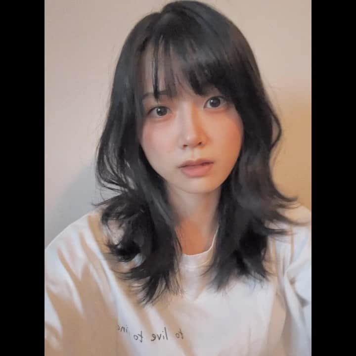 加弥乃のインスタグラム：「ある日の、 稲田さんのメイクを落としてさっぱりな中村さん。  髪伸びたねぇ て、最近言われること第2位です。🥈タシカニ🦀  さて #ブラックファミリア 今夜第3話です。 毎週ほんとに面白くて木曜日が楽しみになってるな、、！ あと、先生…。もう、最高に最低すぎて ちょっとどうにかしていただきたい。です🤣」