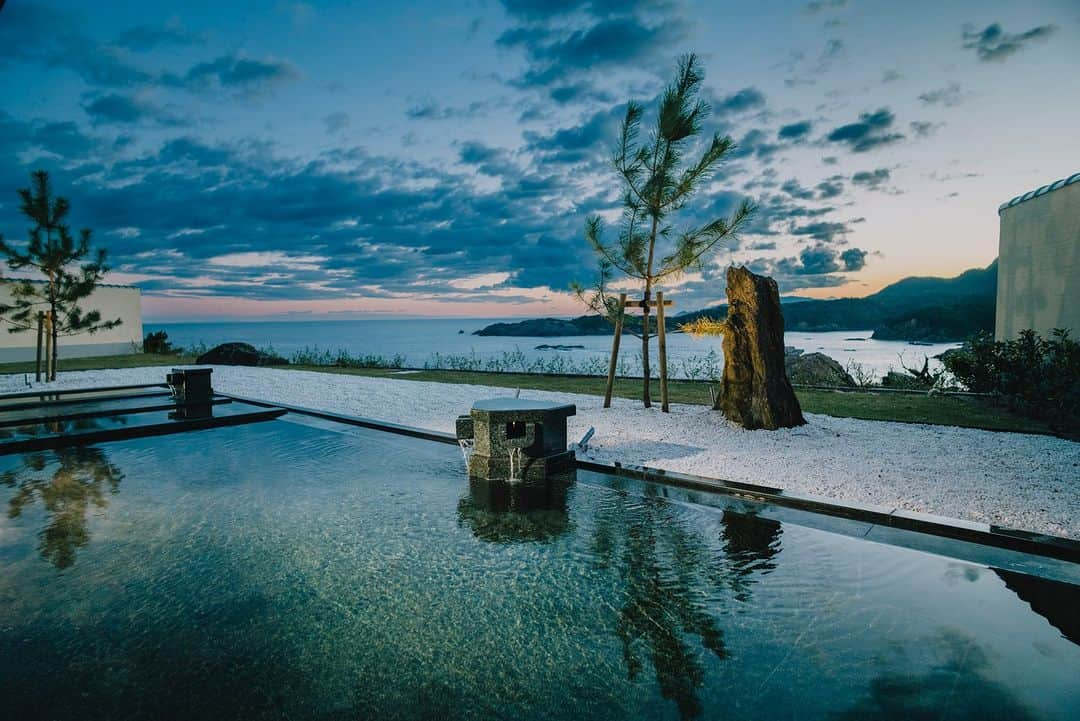 星野リゾート 界の若者旅のインスタグラム：「島根県・出雲ひのみさき温泉に位置する界 出雲のコンセプトは、「灯台と水平線を望むお詣り支度の宿」。出雲神話が根付く日御碕（ひのみさき）は、日本の夜を護る聖地です。 水平線に沈む夕日、暮れゆく宵闇、昇る朝日を望む絶景を楽しむ滞在はいかがですか。  The idea behind KAI Izumo, located in Izumo Hinomisaki Onsen, Shimane Prefecture, is "an inn where you can prepare for a pilgrimage with a view of a lighthouse and the horizon." Hinomisaki, where Izumo mythology is rooted, is a sacred place protecting Japan's night. How about staying here to enjoy the spectacular view of the setting sun on the horizon, the evening twilight, and the rising sun?  #星野リゾート #界 #界出雲 #島根 #出雲 #出雲ひのみさき温泉 #温泉 #温泉旅館 #温泉旅行 #hoshinoresorts #kai #kaiizumo #Japantravel #hotsprings #onsen #ryokan #shimane #izumo #hinomisaki #traditional #sunset」