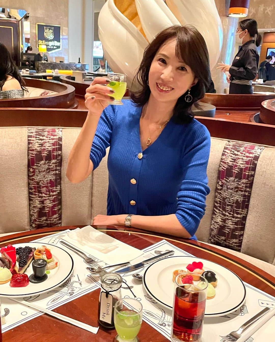 奈々さんのインスタグラム写真 - (奈々Instagram)「『ヒルトン東京　Hilton Tokyo』  動画で撮影したので ちょいながいけど見てね😘  @hiltontokyo  絵本の中に迷い込んだかのよう2Dの世界観😍  20種類を超えるスイーツのバリエーション お食事メニューなど バリエーションが豊富です💖  チーズが苦手な私  『これ、チーズはいってますか？』 とシェフに聞いたら 【５分ほど待っていただけましたら、 チーズ抜き作ります】 と😍❤️  嬉しかったです💖  とても美味しくいただきました😊  ありがとうございます😊  4枚目の動画 楽しんでまーす😘  どれも美味しそうで 全部は食べれないので 厳選するのが大変でした✨  <スイーツ／約20種類>  ◆絵本の国のチェスゲーム ◆狂った時間でお茶会なの！？ ◆白黒はっきりつけたい王冠の行方 ◆秋のクイーンの御成り ◆ハッターからのカラフルギフト ◆おしゃれうさぎのベスト風 ◆青虫さんが3Dになっちゃった ◆珍しくスイートなハートの女王様 ◆ハロウィーンのお茶会タルト ◆トランプの兵隊さん！？ ◆クイーンアリスの無花果タルト ◆モノクロワールドへようこそ ◆ハッターからのカラフルギフト ◆ポム・ポム ◆白うさぎのしっぽ ◆ナッツクレイジー ◆ハッター ◆アリス推しのさわやかハンサム ◆ドリンク・ミー ◆薔薇とのゼリー ◆ピスタチオのシブースト ◆3 種類のチョコレートファウンテン ◆コールド・マーブルアイスクリーム  ＜お食事> ▪️シーザーサラダ ▪️ミックスビーンズとキヌアのサラダ  ▪️ブロッコリーとタコのサラダ ▪️パンプキンスープ ▪️アッシュパルマンティエ ▪️パンガシウスのレモンケーパーバターソース ▪️根菜のキャラメリゼ ▪️ケイジャンライス ▪️マッシュルームペペロンチーノ  紅茶、コーヒーなど ドリンクメニューも沢山あります😍  PR @hiltontokyo  📍マーブルラウンジ 東京都新宿区西新宿6-6-2 ヒルトン東京1F  2023年11月16日（木）まで 14:30〜/15:00~各回2時間制 【月～金】 お一人様 5,500円／お子様 3,200円 【土日祝】 お一人様 5,900円/お子様3,400円  #PR #ヒルトン東京 #新宿グルメ #新宿カフェ #新宿デート #アフタヌーンティー #ヌン活 #ホテルビュッフェ #ホテルアフタヌーンティー #ビュッフェ #ビュッフェランチ #スイーツビュッフェ #アリス#スイーツ#マーブルラウンジ #ホテルラウンジ#絵本の国のアリス」10月19日 17時58分 - nanafujn