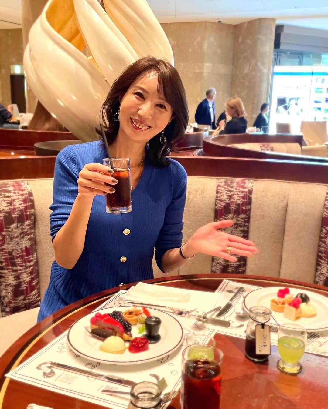 奈々さんのインスタグラム写真 - (奈々Instagram)「『ヒルトン東京　Hilton Tokyo』  動画で撮影したので ちょいながいけど見てね😘  @hiltontokyo  絵本の中に迷い込んだかのよう2Dの世界観😍  20種類を超えるスイーツのバリエーション お食事メニューなど バリエーションが豊富です💖  チーズが苦手な私  『これ、チーズはいってますか？』 とシェフに聞いたら 【５分ほど待っていただけましたら、 チーズ抜き作ります】 と😍❤️  嬉しかったです💖  とても美味しくいただきました😊  ありがとうございます😊  4枚目の動画 楽しんでまーす😘  どれも美味しそうで 全部は食べれないので 厳選するのが大変でした✨  <スイーツ／約20種類>  ◆絵本の国のチェスゲーム ◆狂った時間でお茶会なの！？ ◆白黒はっきりつけたい王冠の行方 ◆秋のクイーンの御成り ◆ハッターからのカラフルギフト ◆おしゃれうさぎのベスト風 ◆青虫さんが3Dになっちゃった ◆珍しくスイートなハートの女王様 ◆ハロウィーンのお茶会タルト ◆トランプの兵隊さん！？ ◆クイーンアリスの無花果タルト ◆モノクロワールドへようこそ ◆ハッターからのカラフルギフト ◆ポム・ポム ◆白うさぎのしっぽ ◆ナッツクレイジー ◆ハッター ◆アリス推しのさわやかハンサム ◆ドリンク・ミー ◆薔薇とのゼリー ◆ピスタチオのシブースト ◆3 種類のチョコレートファウンテン ◆コールド・マーブルアイスクリーム  ＜お食事> ▪️シーザーサラダ ▪️ミックスビーンズとキヌアのサラダ  ▪️ブロッコリーとタコのサラダ ▪️パンプキンスープ ▪️アッシュパルマンティエ ▪️パンガシウスのレモンケーパーバターソース ▪️根菜のキャラメリゼ ▪️ケイジャンライス ▪️マッシュルームペペロンチーノ  紅茶、コーヒーなど ドリンクメニューも沢山あります😍  PR @hiltontokyo  📍マーブルラウンジ 東京都新宿区西新宿6-6-2 ヒルトン東京1F  2023年11月16日（木）まで 14:30〜/15:00~各回2時間制 【月～金】 お一人様 5,500円／お子様 3,200円 【土日祝】 お一人様 5,900円/お子様3,400円  #PR #ヒルトン東京 #新宿グルメ #新宿カフェ #新宿デート #アフタヌーンティー #ヌン活 #ホテルビュッフェ #ホテルアフタヌーンティー #ビュッフェ #ビュッフェランチ #スイーツビュッフェ #アリス#スイーツ#マーブルラウンジ #ホテルラウンジ#絵本の国のアリス」10月19日 17時58分 - nanafujn