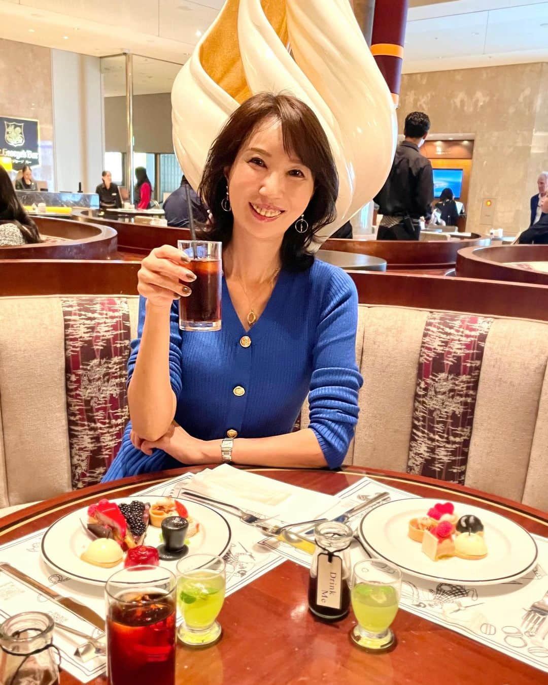 奈々のインスタグラム：「『ヒルトン東京　Hilton Tokyo』  動画で撮影したので ちょいながいけど見てね😘  @hiltontokyo  絵本の中に迷い込んだかのよう2Dの世界観😍  20種類を超えるスイーツのバリエーション お食事メニューなど バリエーションが豊富です💖  チーズが苦手な私  『これ、チーズはいってますか？』 とシェフに聞いたら 【５分ほど待っていただけましたら、 チーズ抜き作ります】 と😍❤️  嬉しかったです💖  とても美味しくいただきました😊  ありがとうございます😊  4枚目の動画 楽しんでまーす😘  どれも美味しそうで 全部は食べれないので 厳選するのが大変でした✨  <スイーツ／約20種類>  ◆絵本の国のチェスゲーム ◆狂った時間でお茶会なの！？ ◆白黒はっきりつけたい王冠の行方 ◆秋のクイーンの御成り ◆ハッターからのカラフルギフト ◆おしゃれうさぎのベスト風 ◆青虫さんが3Dになっちゃった ◆珍しくスイートなハートの女王様 ◆ハロウィーンのお茶会タルト ◆トランプの兵隊さん！？ ◆クイーンアリスの無花果タルト ◆モノクロワールドへようこそ ◆ハッターからのカラフルギフト ◆ポム・ポム ◆白うさぎのしっぽ ◆ナッツクレイジー ◆ハッター ◆アリス推しのさわやかハンサム ◆ドリンク・ミー ◆薔薇とのゼリー ◆ピスタチオのシブースト ◆3 種類のチョコレートファウンテン ◆コールド・マーブルアイスクリーム  ＜お食事> ▪️シーザーサラダ ▪️ミックスビーンズとキヌアのサラダ  ▪️ブロッコリーとタコのサラダ ▪️パンプキンスープ ▪️アッシュパルマンティエ ▪️パンガシウスのレモンケーパーバターソース ▪️根菜のキャラメリゼ ▪️ケイジャンライス ▪️マッシュルームペペロンチーノ  紅茶、コーヒーなど ドリンクメニューも沢山あります😍  PR @hiltontokyo  📍マーブルラウンジ 東京都新宿区西新宿6-6-2 ヒルトン東京1F  2023年11月16日（木）まで 14:30〜/15:00~各回2時間制 【月～金】 お一人様 5,500円／お子様 3,200円 【土日祝】 お一人様 5,900円/お子様3,400円  #PR #ヒルトン東京 #新宿グルメ #新宿カフェ #新宿デート #アフタヌーンティー #ヌン活 #ホテルビュッフェ #ホテルアフタヌーンティー #ビュッフェ #ビュッフェランチ #スイーツビュッフェ #アリス#スイーツ#マーブルラウンジ #ホテルラウンジ#絵本の国のアリス」