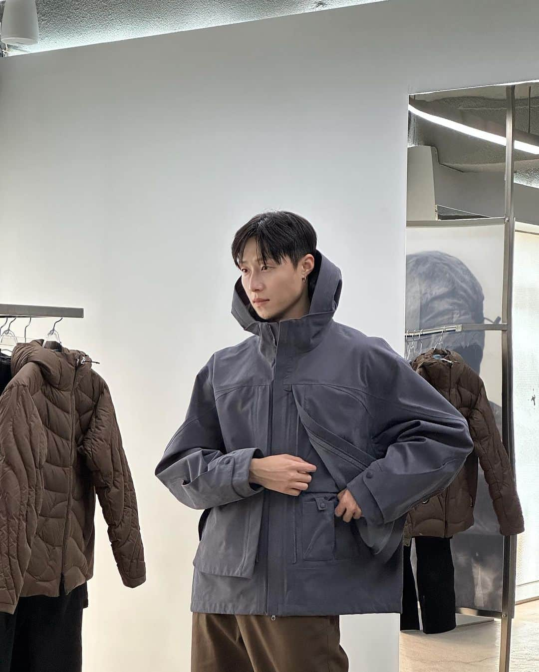 イギョムさんのインスタグラム写真 - (イギョムInstagram)「#광고 @freker_official 의 AW23컬렉션 첫 팝업 스토어 방문🏃🏻‍♂️  실용적이고 심미적인 올라운드 웨어를 탐구하는 브랜드 프리커, 음악과 어우러지는 실루엣과 다양한 스타일웨어들이 가득했는데요.  테크닉한 실루엣과 소재들의 이야기가 담긴 의류를 눈에 담을 수 있어 영광이였습니다🔥  📌FREKER 의 첫 번째 팝업스토어 기간 : 10월 21~29일  장소 : 성수 아이아이알카페 #FREKER #프리커」10月19日 17時59分 - ekyooooooom