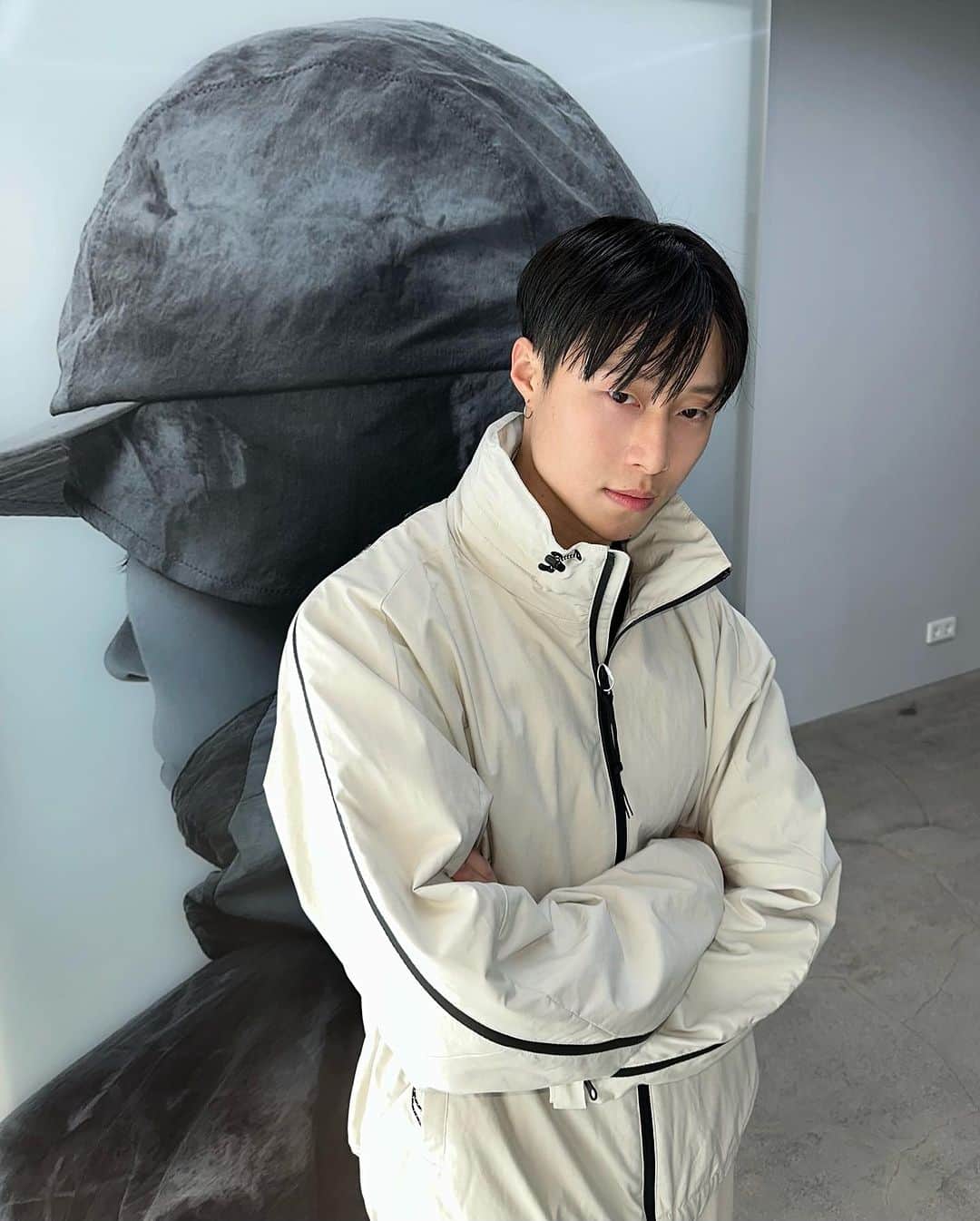 イギョムのインスタグラム：「#광고 @freker_official 의 AW23컬렉션 첫 팝업 스토어 방문🏃🏻‍♂️  실용적이고 심미적인 올라운드 웨어를 탐구하는 브랜드 프리커, 음악과 어우러지는 실루엣과 다양한 스타일웨어들이 가득했는데요.  테크닉한 실루엣과 소재들의 이야기가 담긴 의류를 눈에 담을 수 있어 영광이였습니다🔥  📌FREKER 의 첫 번째 팝업스토어 기간 : 10월 21~29일  장소 : 성수 아이아이알카페 #FREKER #프리커」