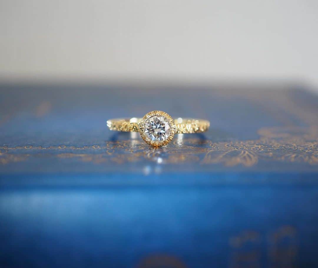 常岡康弘のインスタグラム：「K18YG / Diamond ring  リング全体に手彫りで模様を施したダイヤモンドリング。 ダイヤモンドは約0.5ct 今回ダイヤモンドはお客様の持込みでデザインを新たにリフォームしました。 普段いつでも着けていられるシンプルで豪華、特別感のあるダイヤモンドリングに仕上がったと思います💍  #tsuneokajewelry#ダイヤモンドリング#リフォーム#ジュエリー#fukuoka」