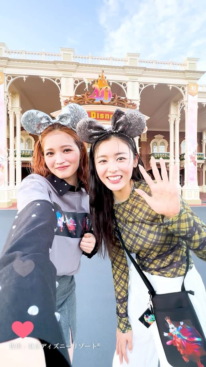 ViViのインスタグラム：「#PR 今年40周年を迎えた東京ディズニーランド®に星夏とせいらが、遊びに行ってきたよ～！✨  2人が身に着けているのは 2023年10月19日に発売したばかりの 東京ディズニーリゾート®・フォトグラフィープロジェクト 「イマジニング・ザ・マジック」のスペシャルグッズ！  星夏はショルダーバッグ、 せいらはTシャツをゲット🩷🩵  この秋冬は、40周年記念のスペシャルグッズと 一緒にインパして特別な思い出を作っちゃお😘  東京ディズニーリゾートの「イマジニング・ザ・マジック」では 40周年を記念して写真家・映像監督の奥山由之さんが 撮り下ろした作品がスペシャルグッズになったり、 写真展も開催されたり…… パークの存在をより身近に感じられるよ😻✨  東京ディズニーリゾートでしか手に入らない スペシャルグッズの第一弾は ショルダーバッグとTシャツ以外に キーチェーンセット、きんちゃくセット、カンバッジセットなども💖  12月7日に第2弾としてレンズ付きフィルムケースなど、 2024年1月23日には第3弾…… とまだまだスペシャルグッズが登場するのでお楽しみに♡  気になったスペシャルグッズや 動画の感想はコメント欄でお待ちしてます💌  提供：東京ディズニーリゾート #東京ディズニーリゾート #東京ディズニーランド #東京ディズニーリゾート40周年 #tokyodisneyresort #tokyodisneyland #imaginingthamagic #ディズニーコーデ #vivi #viviモデル #古畑星夏 #せいら」