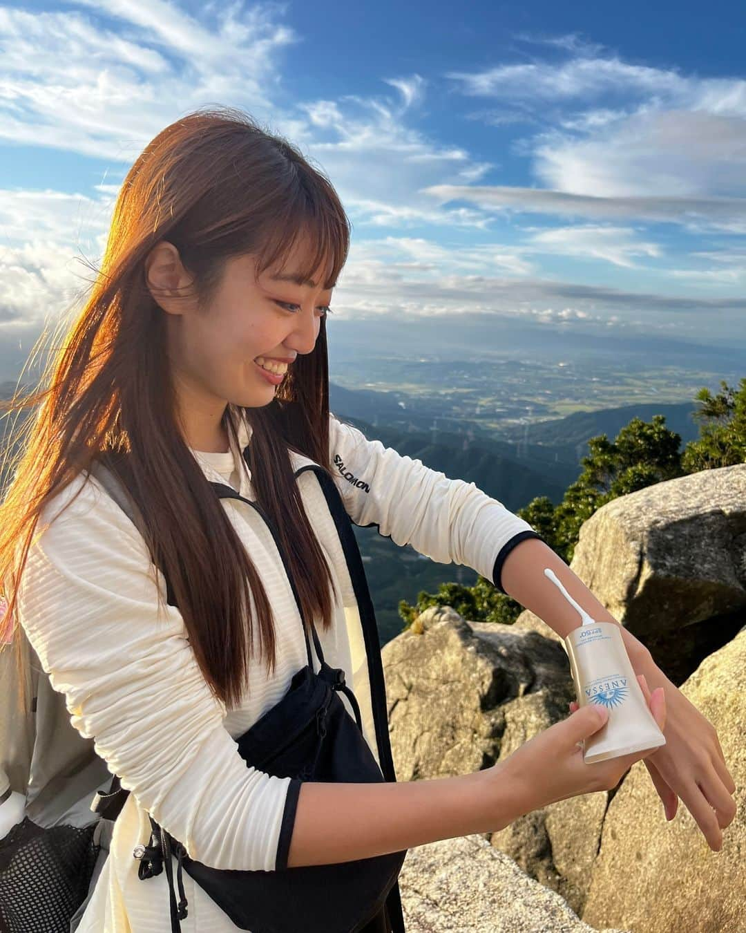 アネッサのインスタグラム：「秋の行楽も#金ジェル におまかせ⛰🍁  気温も涼しくなり、美しい紅葉も楽しめる秋の登山。 山の上は紫外線量もアップするのでUV対策は必須！  アネッサの金ジェルは 汗や水に反応してUVブロック膜が強くなるから 思いっきり登山を楽しめます♬  ビューティアップ効果もあるから #化粧下地 にも◎ 秋をアクティブに過ごしたい方にオススメです。  Photo by @40li___   ■パーフェクトUV　スキンケアジェル　N つや美肌UVジェル 顔・からだ用 SPF50+ ・ PA++++  #anessa #アネッサ #UVケア #シミ予防 #日焼け止めジェル #紫外線ケア #保湿系日焼け止め  #つや肌メイク #登山 #登山女子 #アクティブ女子 #ハイキング #秋の行楽シーズン #紅葉登山」