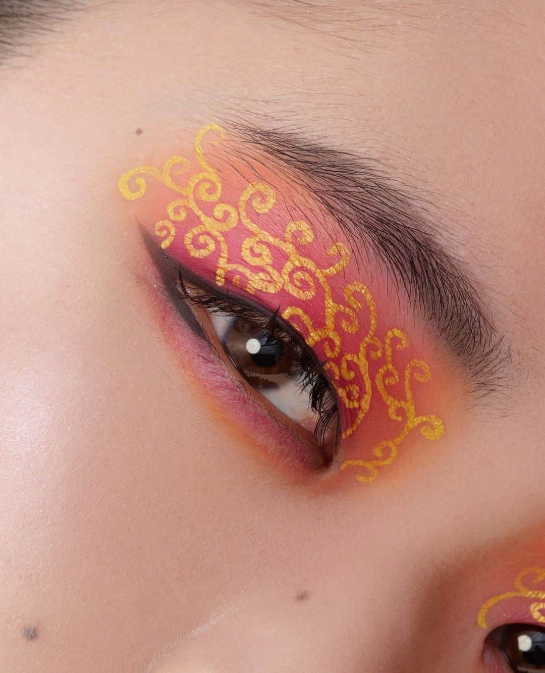 シュウウエムラさんのインスタグラム写真 - (シュウウエムラInstagram)「⁠pushing boundaries with opulent baroque halloween artistry. 👑⁠😍 ⁠ creating the karakusa (arabesque), a pattern symbolizing prosperity and longevity in japan, international chief makeup artist @asa.desu expresses the beauty of contrast with gold and red eye makeup. ⁠ 華やかなハロウィンのアーティストリーの枠を押し広げよう👑⁠😍 ⁠ 唐草模様からインスピレーションを受けたゴールドと赤のコントラストをきかせたアイメイクを、インターナショナル チーフメイクアップ アーティストasanoが紹介。⁠ ⁠ #shuuemura #シュウウエムラ⁠ #shuartistry #shuuemuraartist ⁠ #halloweeenmakeup」10月19日 18時00分 - shuuemura