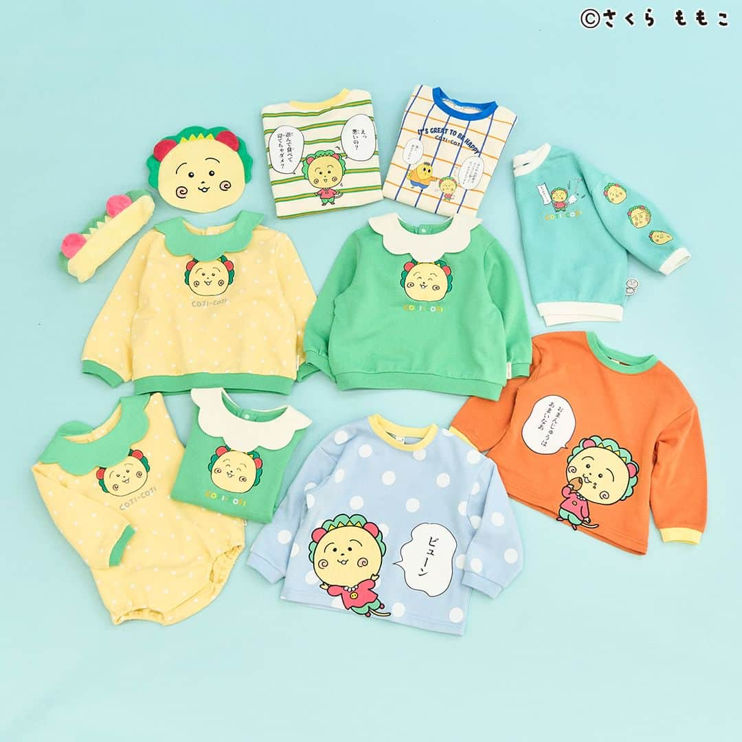 エフオーオンラインストア 子供服のインスタグラム：「【COJI-COJI×apres les cours】 コジコジコラボがオンラインストア限定で登場⭐ ＜10/23(月)　12:00～販売スタート＞  さくらももこ原作の『コジコジ』とapres les coursが初コラボ🌼 メルヘンな世界観とくすっと笑える漫画の1コマのような とっても可愛いデザインのおようふく♪ インパクトのあるデザインで「コジコジ」ファンにはたまらないアイテムです✨  ベビー・キッズのおそろいデザインがあるので おそろいコーデやギフトにもおすすめです！ オンラインストアでしか手に入らないアイテムなので要チェック⭐  ======================= 商品詳細や価格は ショッピングタグからご覧いただけます★ =======================  ▼商品のおすすめポイントはこちら▼  【WEB限定 COJI-COJI 3柄トレーナー】 柔らかくて動きやすい裏毛トレーナー。 チェックとボーダーカラーにはコジコジのコミックの１コマが♪ ミントカラーは胸元にコジコジが「あぷれれくーる」と書いた旗をもったオリジナルのデザイン◎ 袖には両サイドに３つずつコジコジの顔のプリントがされていて、表情が全部違うところがポイントです！  トレーナーのサイドにはクラスメイトの 「次郎」「トミー」「テル子」のネームがついています♪  【WEB限定 COJI-COJI ビッグモチーフトレーナー】 柔らかくて動きやすい裏毛トレーナー。 コジコジがTシャツから飛び出して、空を飛んでいるようなデザインや おまんじゅうを食べているようなデザインなど 存在感のあるデザインがポイント！ 首元には「coji coji」のロゴが入っていて後ろにもワンポイントが◎  【WEB限定 COJI-COJI 襟付きトレーナー 】 柔らかくて動きやすい裏毛トレーナー。 衿はスカラップデザインでかわいらしい印象に。 正面にふわふわした立体的なコジコジのデザインが！ ベビーとおそろいもできちゃいます！  【WEB限定 COJI-COJI 襟付きボディースーツ】 柔らかくて動きやすい裏毛のボディースーツ。 キッズサイズと同じデザインなのでおそろいにおすすめ♪  【WEB限定 COJI-COJI フェイススタイ】 インパクトのあるコジコジの表情のスタイです！ パイル生地なのでよだれを吸収しやすく、 首元はゴムになっているので首が痛くなりにくいです◎  【WEB限定 COJI-COJI ヘアバンド】 コジコジになりきれるヘアバンド⭐ 柔らかい素材で付け心地もバツグン◎ パイル素材で吸水性もよくなっています♪  #コジコジ #COJICOJI #さくらももこ #SAKURAMOMOKO #foonline #apreslescours #アプレレクール #子供服 #こどもふく #ベビー服  #キッズ服 #キッズコーデ #女の子コーデ #男の子コーデ #おしゃれキッズ #おしゃれキッズと繋がりたい #キッズトレーナー #ボディースーツ #フェイススタイ #キッズヘアバンド」