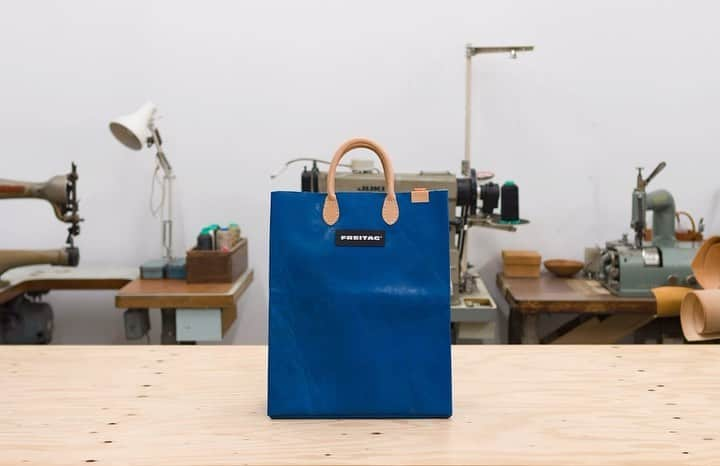 エンダースキーマのインスタグラム：「Hender Scheme will launch “FREITAG by Hender Scheme” at sukima Ebisu on October 28th and sukima official online shop on October 29th.  “FREITAG by Hender Scheme” explores the possibilities of successive and circular creation in the concept of 'Niji-sousaku' (meaning secondary creation in Japanese).  “HS MIAMI VICE” will be released. The 'Niji-Sousaku' product combines leather handles from off-cut leather with a used truck tarp body, hacking FREITAG’s original "F52 MIAMI VICE”.  In collaboration with Hender Scheme’s new platform “circulation”, hands-on workshops will be held, involving participants in the manufacturing process of this bag reinterpretation.  Hender Schemeは、「FREITAG by Hender Scheme」をローンチします。  「FREITAG by Hender Scheme」は、プロダクトのリリースやワークショップを通して、「二次創作」による創作の連続性と循環の可能性を提示するプロジェクト。  エンダースキーマがフライターグを「ハック」するように、タープのボディにレザーのハンドルを組み合わせることで二次創作された「HS MIAMI VICE」をリリース。  プロダクトの「循環」を誘発するプラットフォーム「circulation」と連携した、参加者が自らの手を動かし、自分だけのプロダクトを完成させる「HS MIAMI VICE workshop」を開催。  HS MIAMI VICE スキマ 恵比寿：10月28日(土) 発売 スキマ official online shop：10月29日(日)発売 *international shipping available  HS MIAMI VICE workshop 開催日：11月4日(土)、5日(日) チケット：10月29日(日)発売 会場：スキマ 恵比寿（東京都渋谷区恵比寿2-17-20 長谷川ビル） 事前予約制 スキマ official online shop内「circulation」にて参加チケットを販売  #FREITAGbyHenderScheme #henderscheme #frtg」