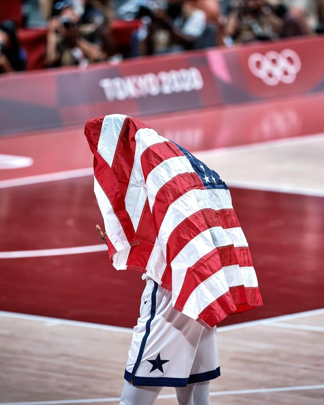 FIBAのインスタグラム：「Who's under the flag? 👀」