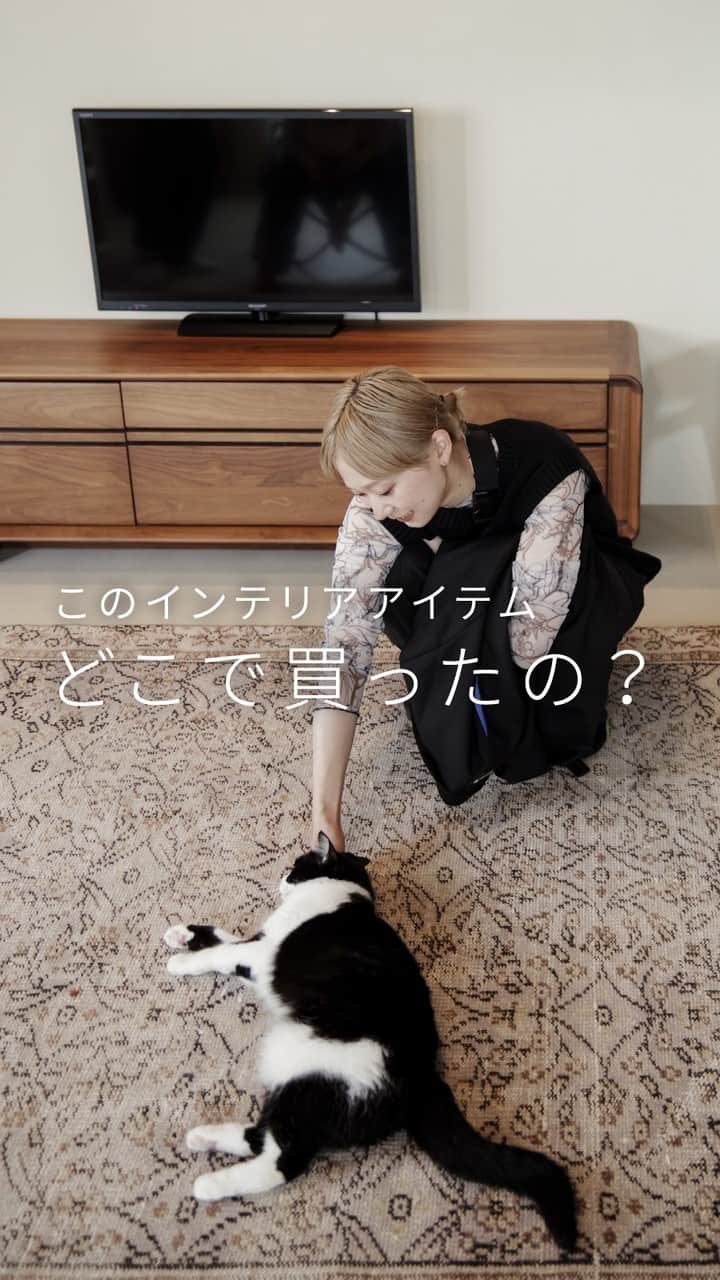 EIGHT DESIGNのインスタグラム：「これどこで買ったの？お施主様に聞きました！ by @eightdesign  こちらはエイトデザイン建築デザイナーの自邸。 施主に、おうちの家具や収納用品、すてきな雑貨などなど 気になるアイテムたちについて「これどこで買ったの？」とねほりはほり聞いてみました！  みなさんのおうちのインテリアの参考になれば嬉しいです◎  気に入ったらいいね＆保存お願いします♪  model @mmoashn 施主・デザイナー @cat8lovers  📷RENOVATION WORKS179 名古屋市昭和区マンションリノベーション事例 専有面積：72.82㎡ 家族構成：ファミリー（こども1人） 事例詳細はプロフィール（ @eightdesign ）のリンクをクリック👀 〰︎〰︎〰︎〰︎〰︎ 📺家づくりの相談はコメントでお気軽に☺️ @eightdesign 〰︎〰︎〰︎〰︎〰︎ 🎪店舗デザイン事例集 @eightdesign8shop 🏢オフィスデザイン事例集 @office8eightdesign 🐕スタッフの日常 @eightdesign_2nd 〰︎〰︎〰︎〰︎〰︎ #マンションインテリア #eightdesign #エイトデザイン #リノベーション」