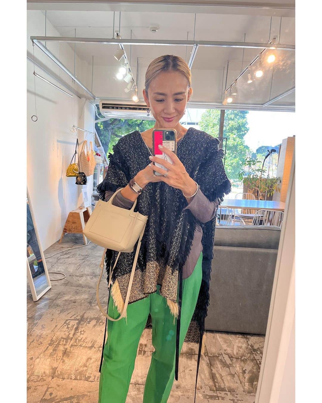 土井地恵理子のインスタグラム：「・ お洋服のサブスクを始めてみた そしたらなかなか良くて楽しくて オススメしてみる◡̈  サブスクの洋服って 大したものがないと思ってた でも @anotheraddress_official は デザインもブランドも ツボなものが多くて お気に入りに入れていくのが楽しい♡  その中から月に3着 お借りできる 夏物でも冬のコートでも なんでも3着  かさばるコートなんて 好きなの着て返せたら 収納にも困らないし また来年は違うものが着れる  冒険的な服とか オケージョン的なものとか 撮影の時とかも これで借りたらいいじゃない  借りなかったら 次の月に繰り越して すぐにお休みできるのもいい  とりあえず今回はこのポンチョと グリーンのパンツ  来月はニットだな  shoesは @cheryamazaki さんから譲り受けたもの 大切に履いてます！！🙏🏼❤️ ありがとうございます◡̈  #anotheraddress #サブスク」