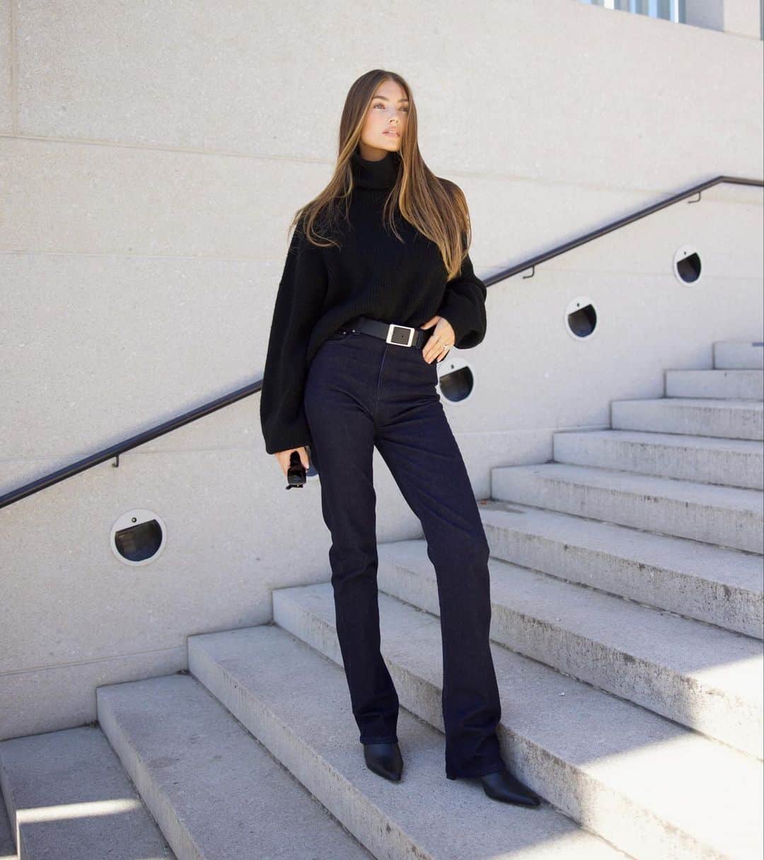 ロレーナ・ラエのインスタグラム：「Sweater weather has finally arrived 🍂 @raere」