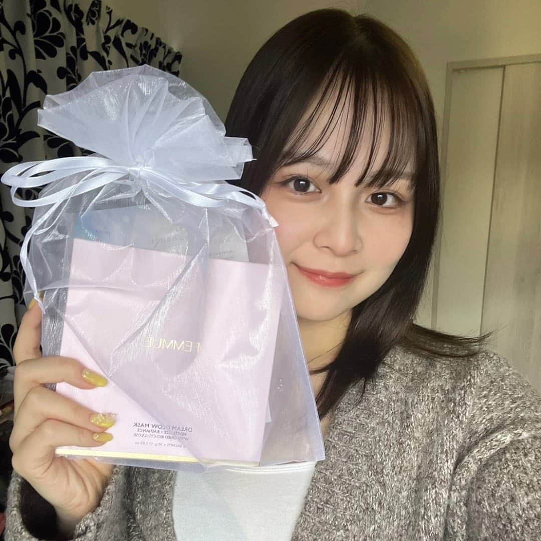 後藤沙梨花さんのインスタグラム写真 - (後藤沙梨花Instagram)「ごきげんよう🌸    ミス和に輝いた［エントリーNo.6 増田百花さん］ 準ミス和に輝いた［エントリーNo.5 福山莉央さん｝には 株式会社アリエルトレーディング(@femmue_japan )様より 【 FEMMUE　ドリームグロウマスクRR（透明感・キメ）】が贈られました！  _________________________________________ EMMEUのシートマスクは、ドライバイオセルロースという 世界特許のココナッツ発酵エキスから抽出した100％ナチュラルのシートを使用。 なかでもRRは、保湿とブライトニング成分を配合しているので、 くすみなどのケアをし、いきいきとしたうるおいのある肌へと導いてくれます。 また、このシート素材が不要な角質や皮脂などを吸着するので、保湿と同時に角質ケアも叶えます。 _________________________________________  ご協賛ありがとうございました！  #FEMMUE #ファミュ #ドリームグロウマスクPR #学習院女子大学 #和祭 #gwc #Missgwc2023 #misscontest2023 #ミス和コンテスト #ミスコンテスト　#ミス和 #gakushuinwomenscollege #ミス和コンテスト2023 #ミスコン #春からgwc #学女 #学女ミスコン #ミスコンファイナリスト」10月19日 18時01分 - missgwc2023