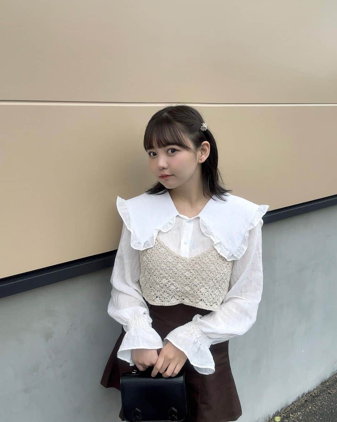 みさねのインスタグラム：「この前急に静岡行きたくなって🥺  その日に行ってえあび2泊✌🏻  ずっと食べてました☺️笑  楽しかった〜！  ちょっと前にカラーしてもらったよ🫶 今回も @takanashi_game さん!  いつも暗めで少しオリーブ系ってオーダーするんだけど次何色にしようかなちょっと明るくしてみたい🥺  #秋コーデ #ブラウスコーデ #スカートコーデ #カラー #ブラウンコーデ #ビスチェコーデ #ハーフアップ #ボブアレンジ #秋冬コーデ」