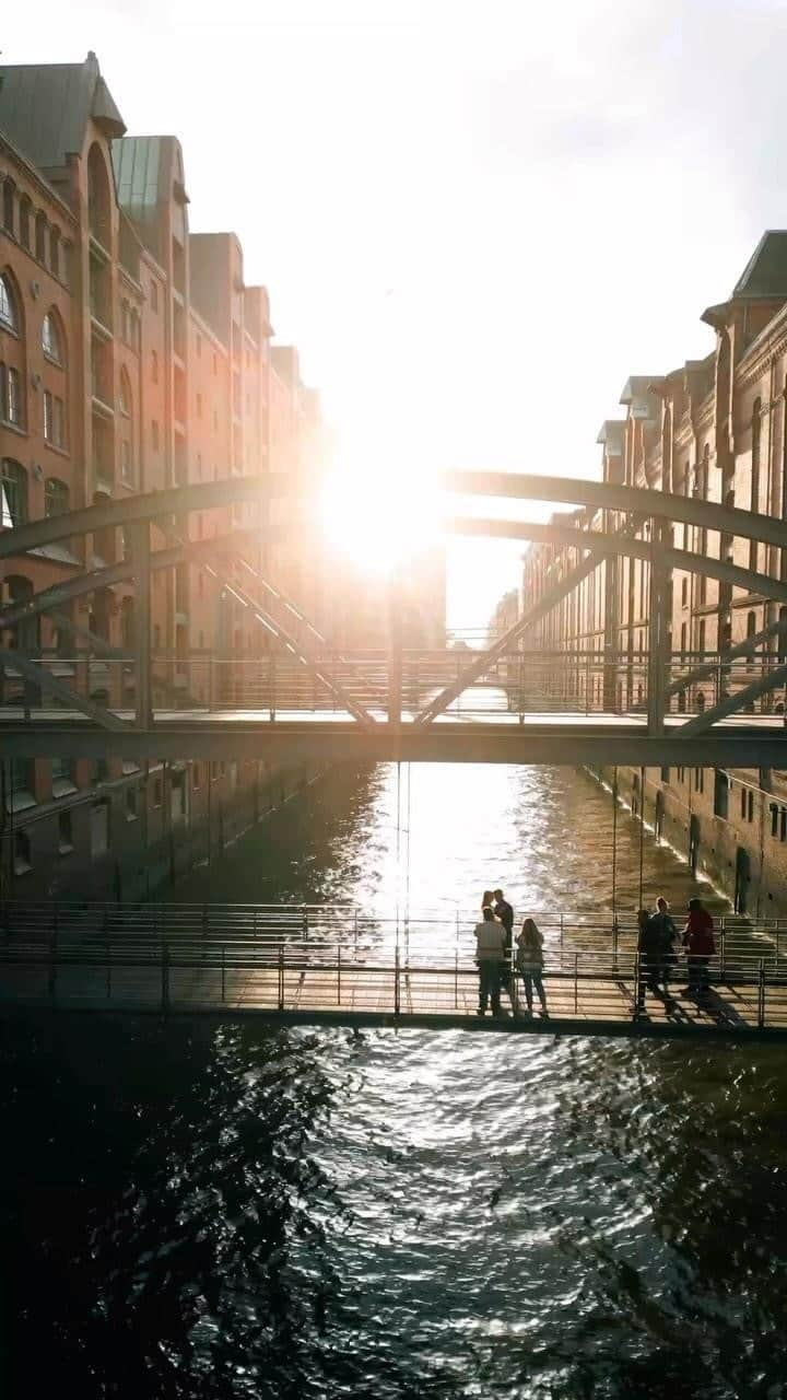 Thomas Kakarekoのインスタグラム：「This Hamburg sunset just kept delivering ✨ #hamburg」