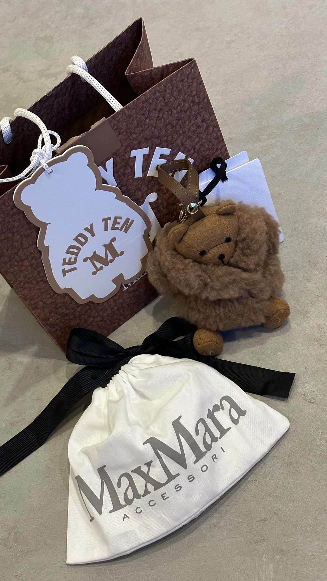 のインスタグラム：「あぁ可愛すぎるー🧸❤️  一目惚れしてしまったテディチャーム♪ 冬はテディコートと一緒に使うのが楽しみ🧸  表参道の　@maxmara ではキッズのテディコートがあったよー！ 今季からキッズ置いてるんだって♪ キャメルとホワイトの2色だったけど、コートも可愛すぎた！  表参道と六本木のみでキッズのpop upも開催する予定らしい💗  #maxmara #マックスマーラ　#表参道　#maxmarateddybear #maxmaracoat」