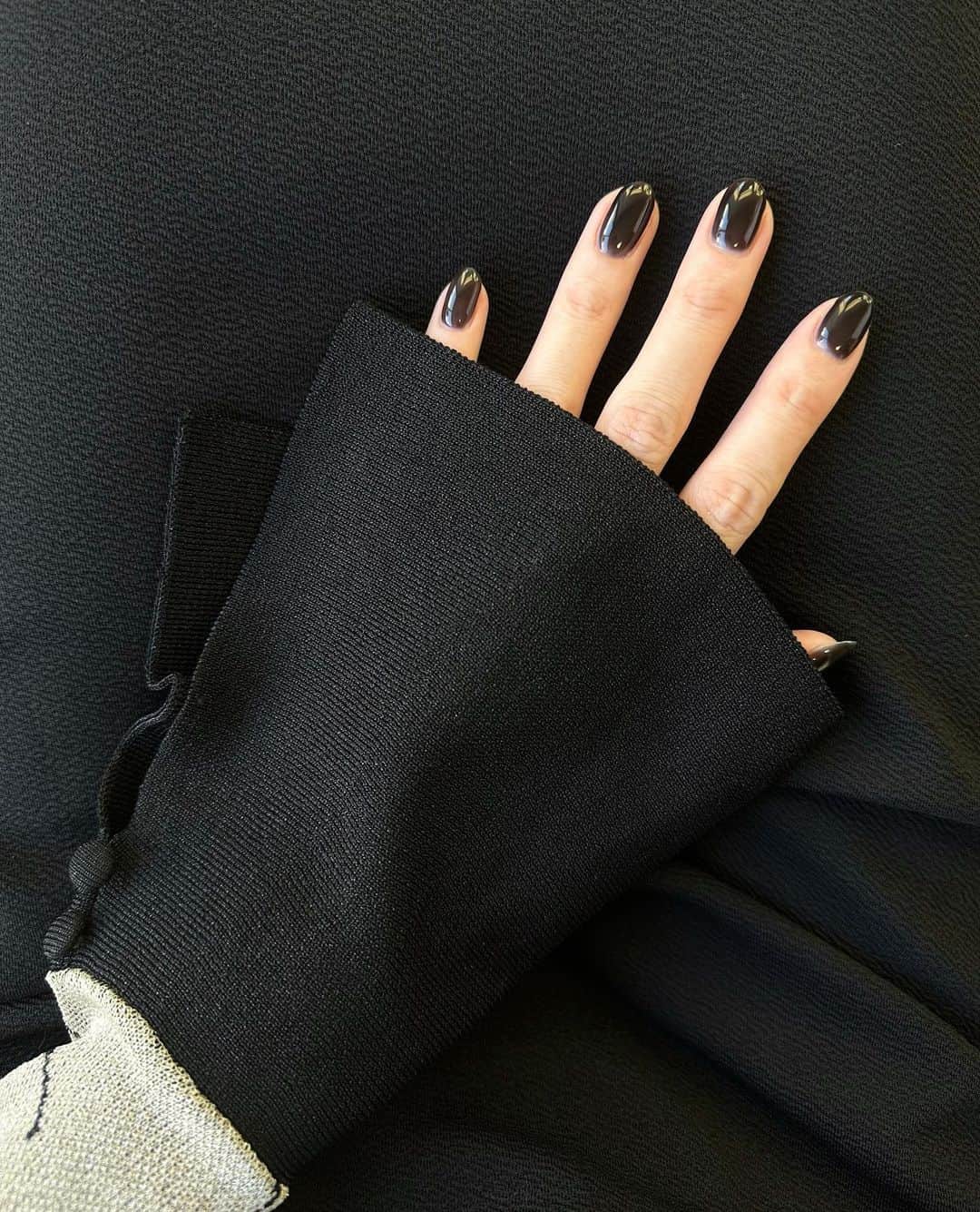 のインスタグラム：「⁡ New nailは、 ちょっとシアーなブラック🐦‍⬛✨ お仕事で着た衣装にピッタリカラーでした。お楽しみに！」