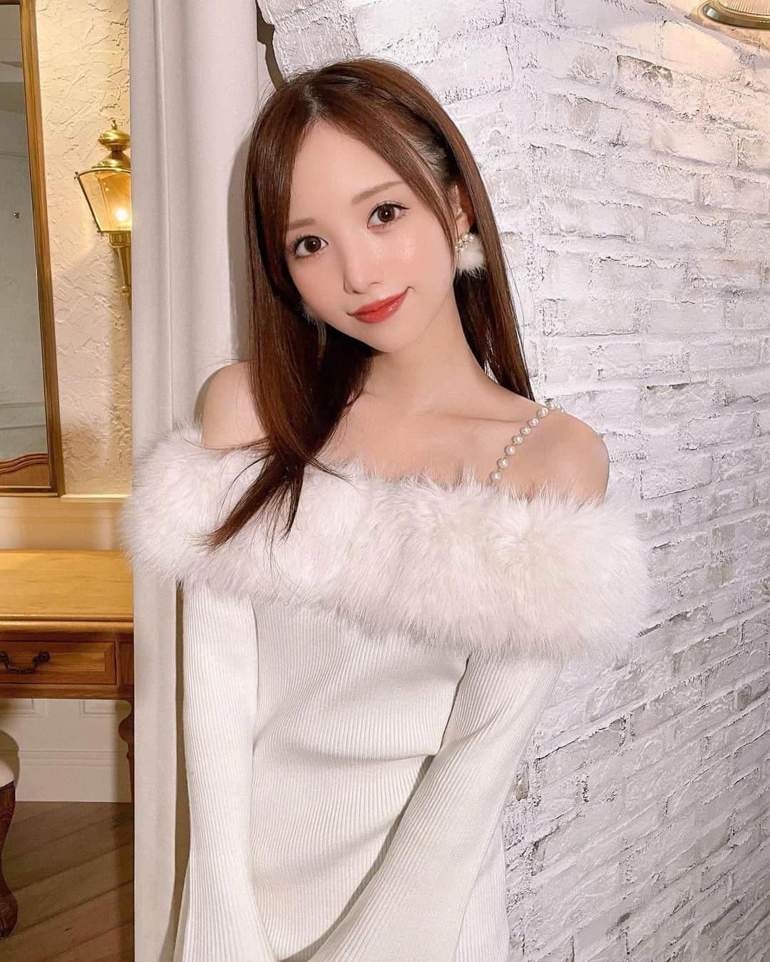のインスタグラム：「激モテ間違いなしのオフショル×ファーニットOP🐰♡ パールの肩ひもがさらに顔周り華やかにしてくれるの🥹👑 取り外し可能だから気分で外しても🙆‍♀️(ファー部分にゴムが入ってるから肩ひも外してもズレる心配ないよ😌💕)  ファーの触り心地も柔らかくて、ふわふわボリューミーなものを選んだの🥹 可愛すぎる😫♡♡♡  毎日新作かわいいので冬に向けてテンションあげていこう〜//👼  #オフショルダー#モテ服#デート服#彼ウケ#ミシェルマカロン#michellmacaron」