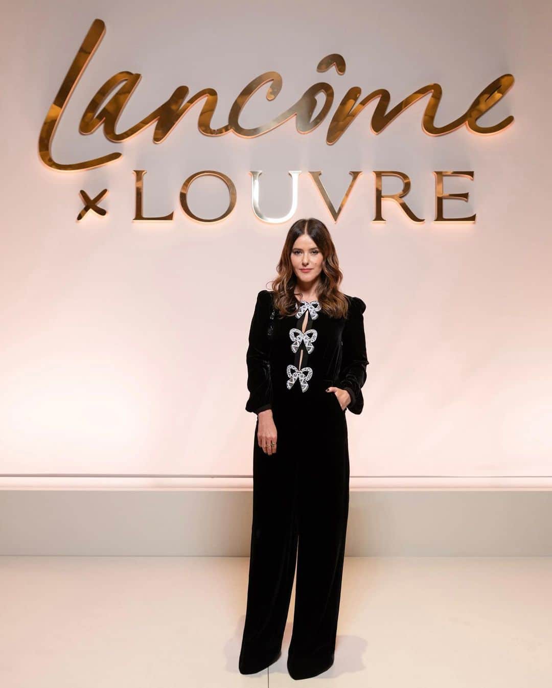 のインスタグラム：「A collaboration crowned with a beautiful celebration. Join Lancôme in celebrating our talented Global Creative Director @lisaeldridgemakeup for her amazing work on bringing to life the Richelieu Wing palette, used by @chiaraferragni, @heconghc and @isabellarossellini’s makeup artists for the Night of Grandeur.  #Lancome #LancomexLouvre #BeautyIsALivingArt #Makeup」